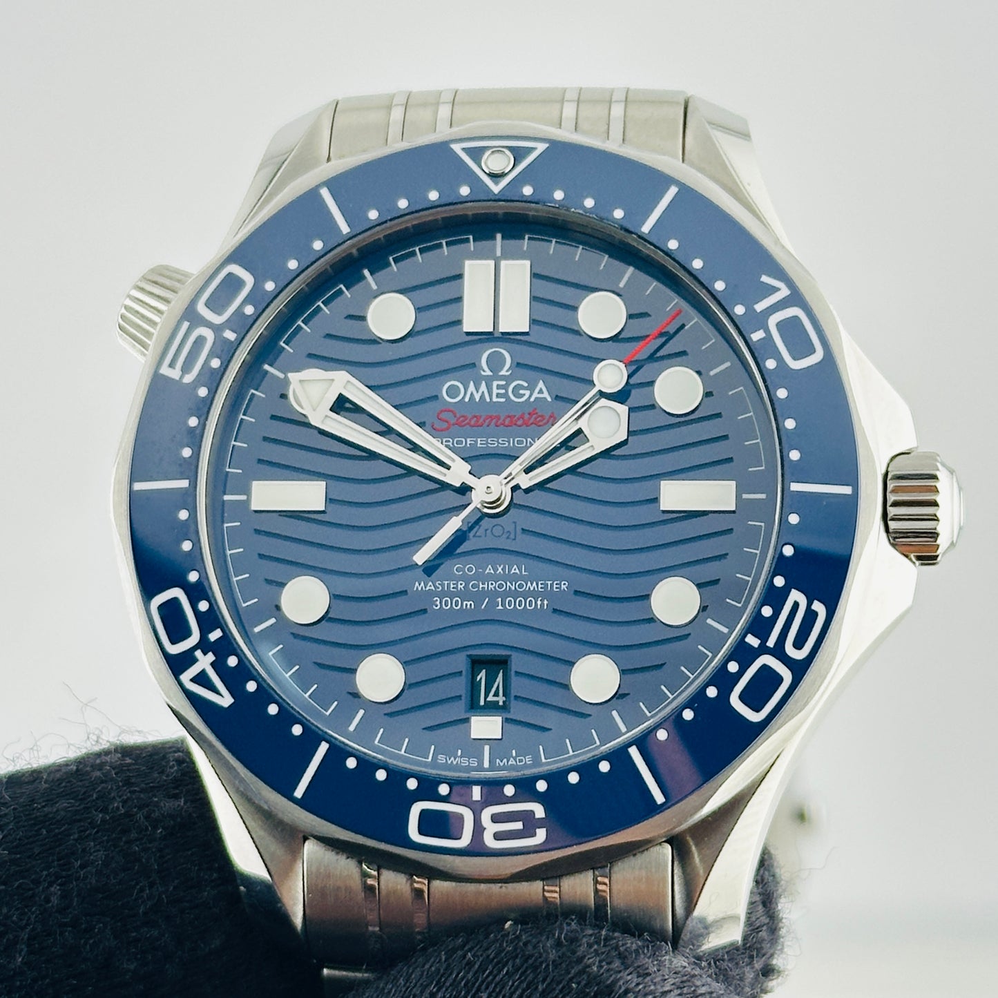 Omega Seamaster Diver 300M Co-Axial Master Chronometer Blue Dial on Stainless Steel Bracelet Ref. 210.30.42.20.03.001 Complete 2024 — view 3