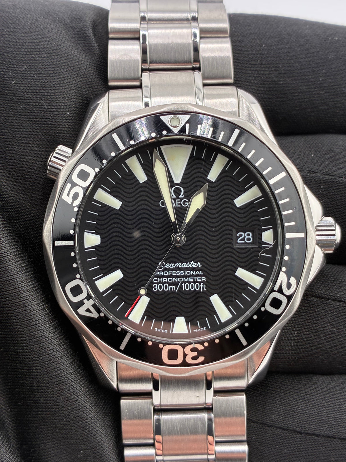 Omega Seamaster Diver 300 M Black Dial on Stainless Steel Bracelet Ref. 2254.5 — view 2