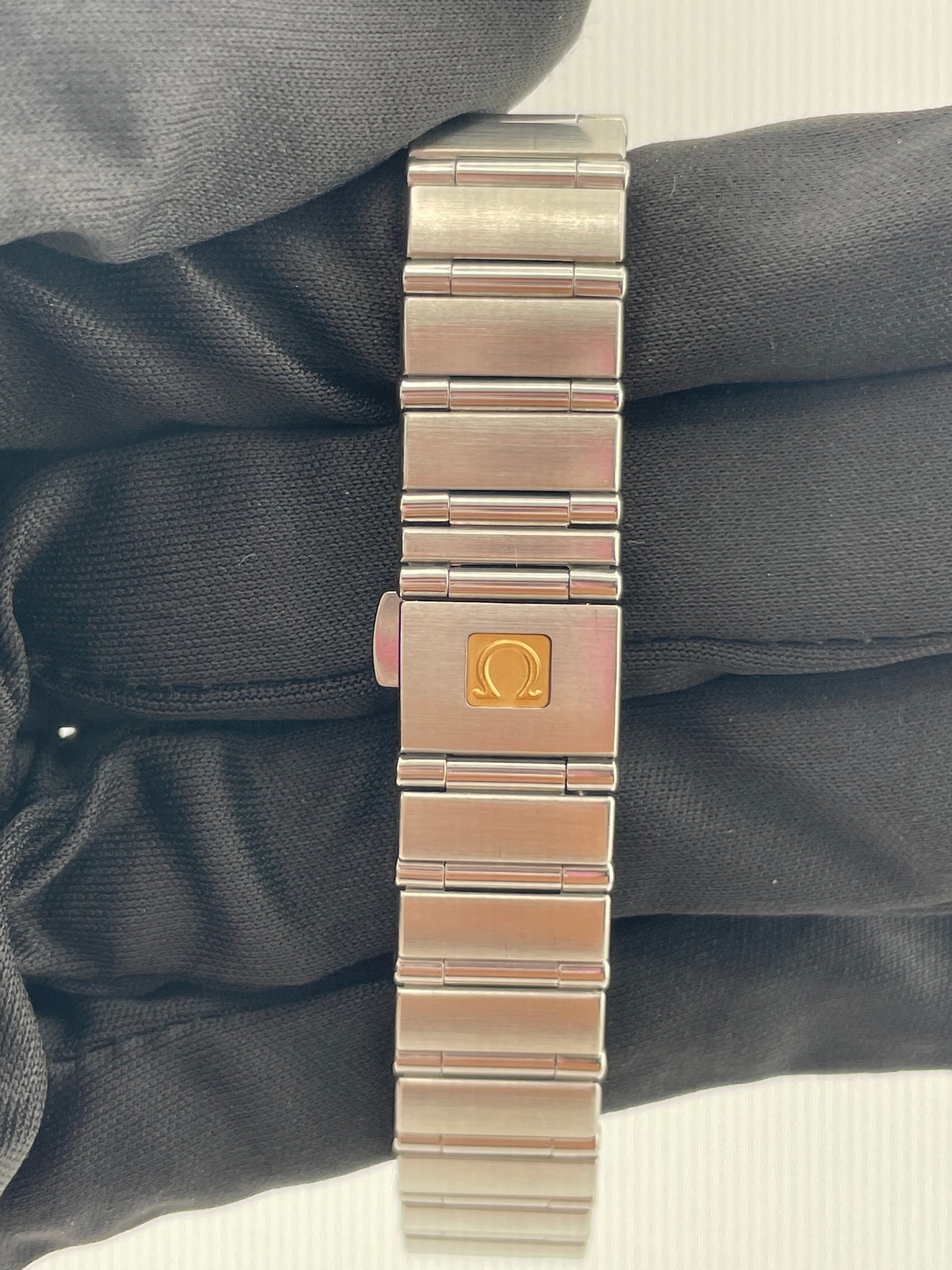 Omega Constellation White Dial on Stainless Steel Bracelet Ref. 1562.3 — view 5