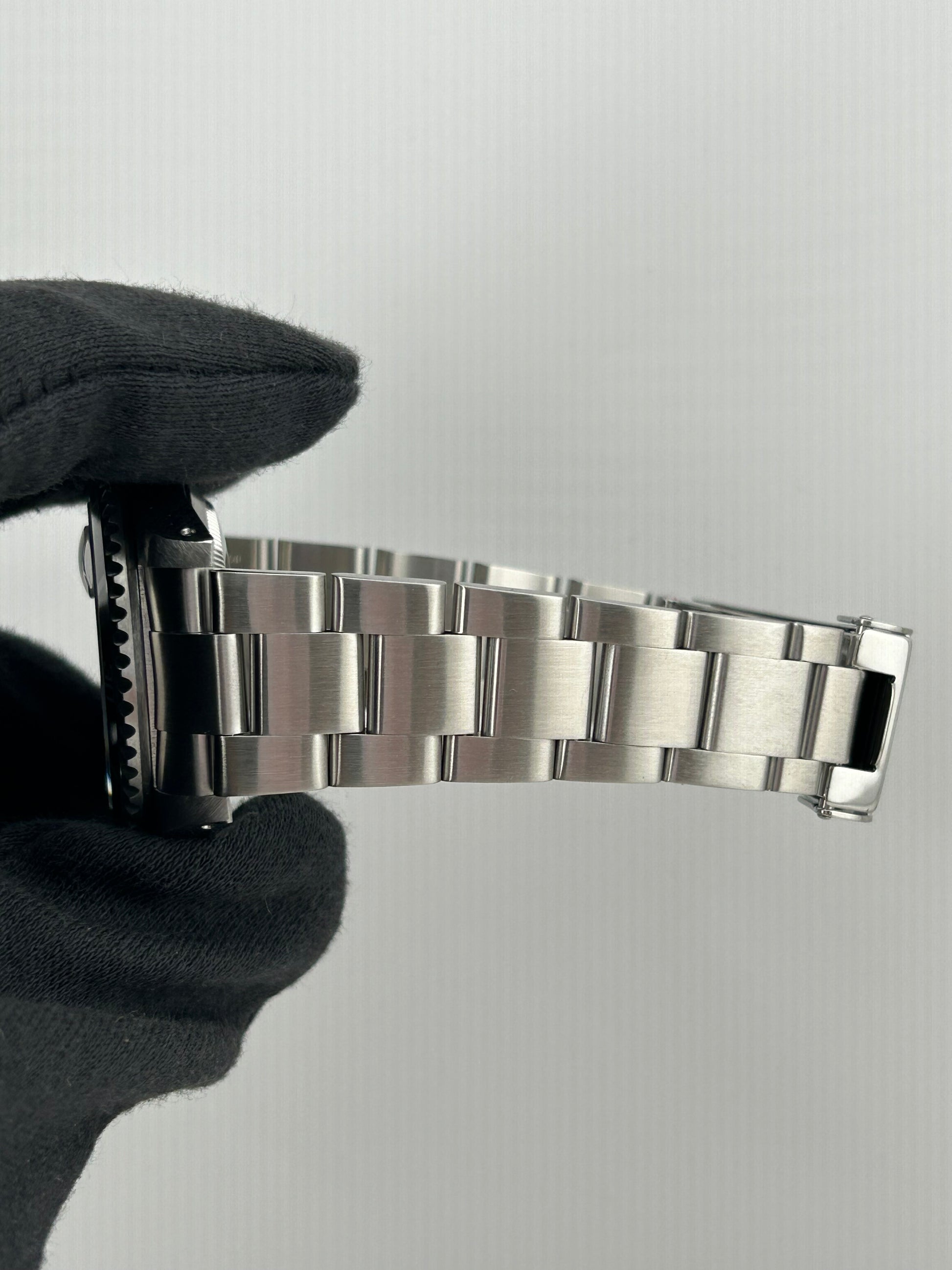 Rolex Submariner Date Black Dial on Oyster Ref. 16610 Papers 2002 — view 5