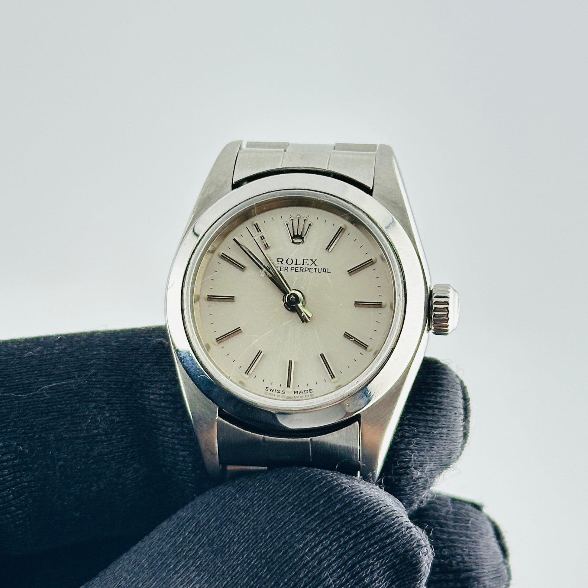 Rolex Oyster Perpetual Silver Stick Dial on Oyster Bracelet Ref. 76080 Papers 2000 — view 3