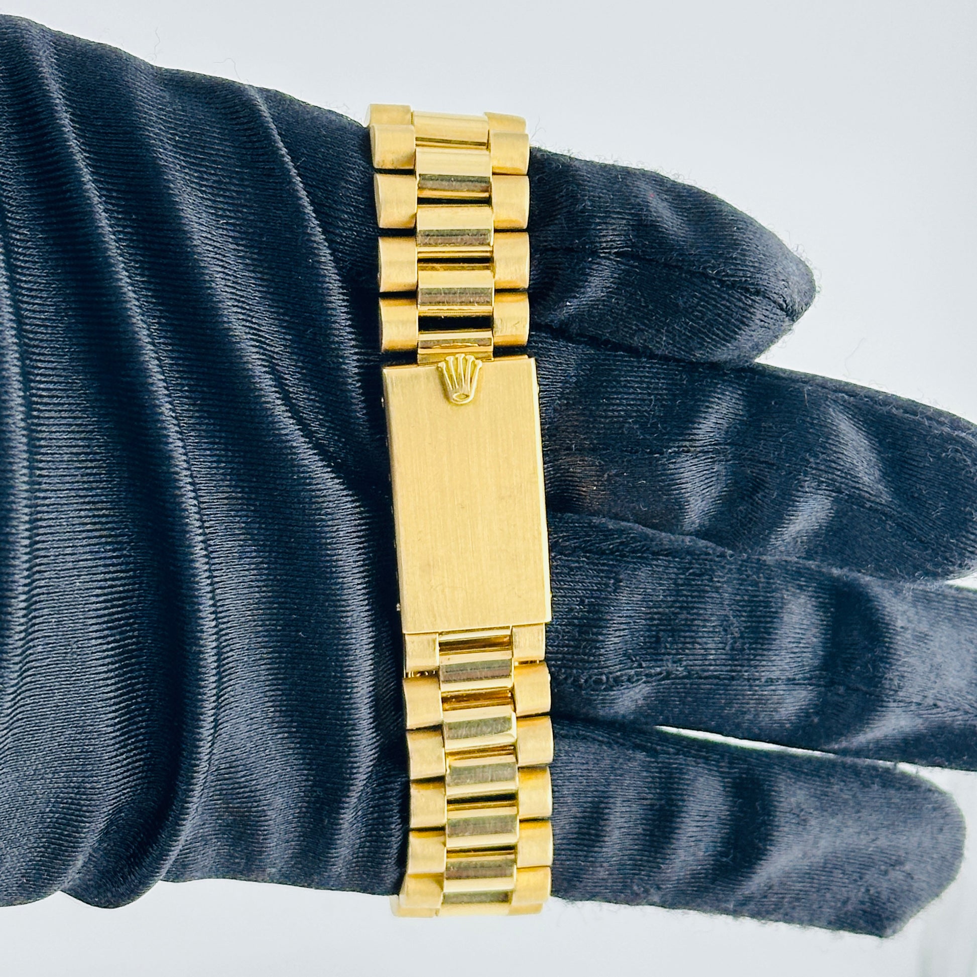 Rolex Daydate Champagne Stick Dial on President Bracelet / Old Buckle Ref. 18038 1979 — view 4