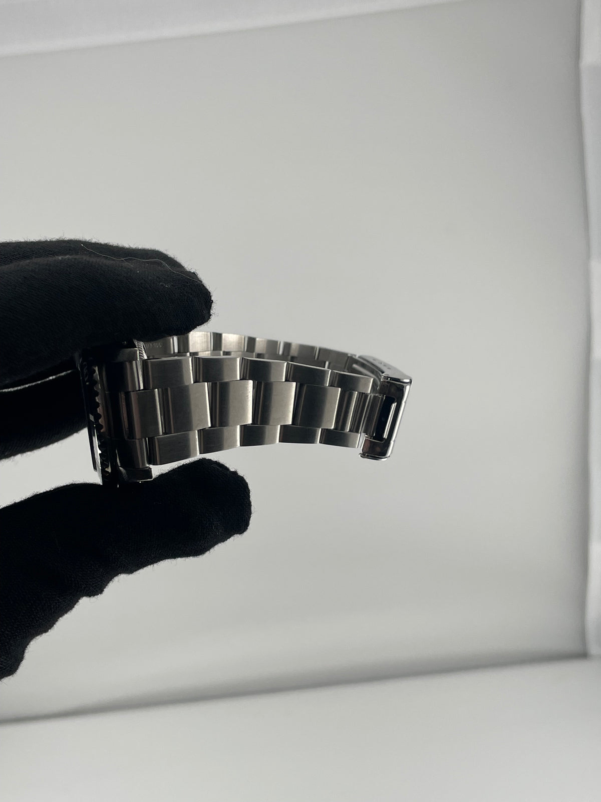 Rolex Submariner Date Black Dial on Oyster Ref. 16610 Papers Open Date — view 5
