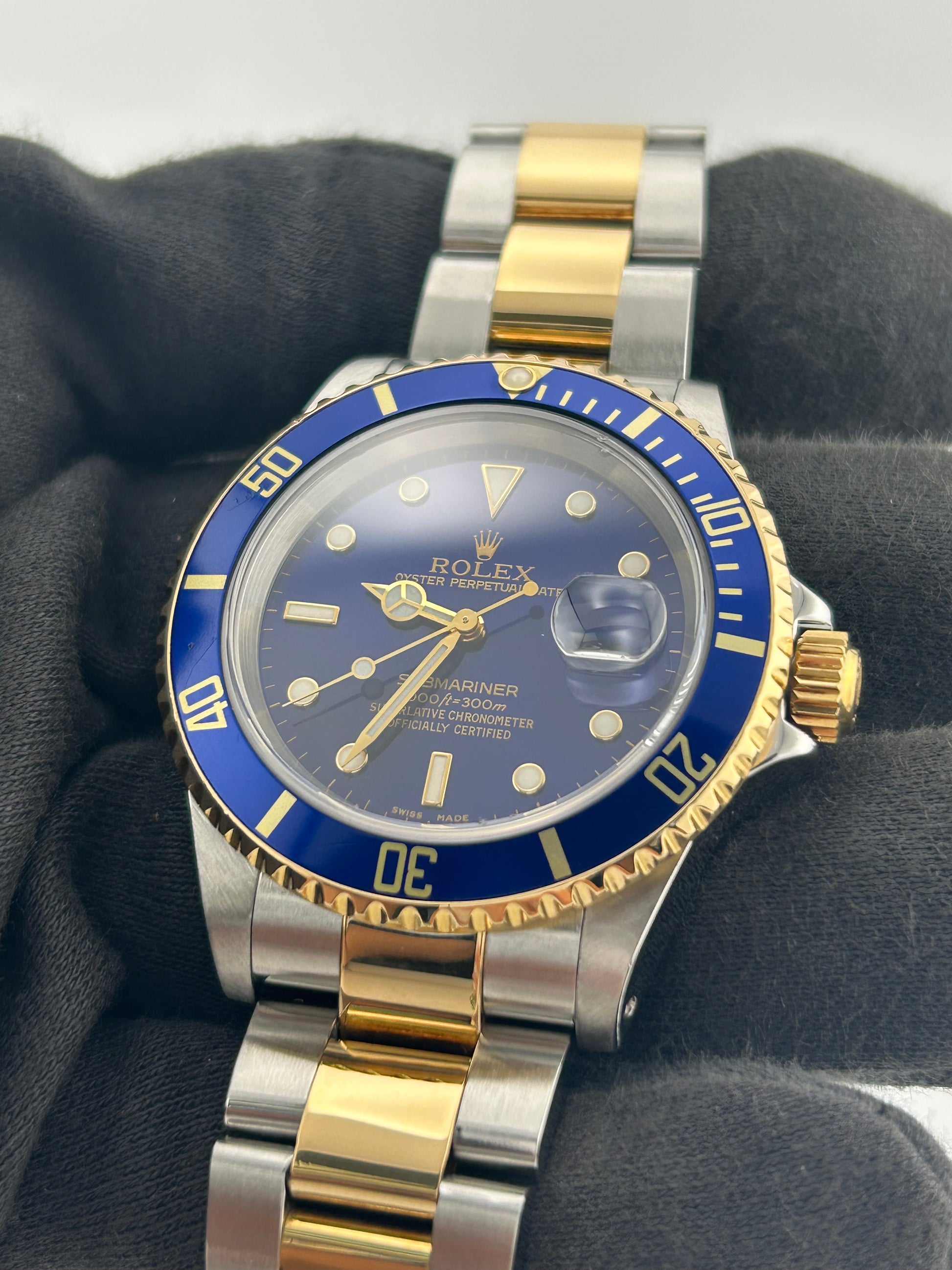 Rolex Submariner Blue Dial on Oyster Ref. 16613 Papers 2001 — view 3