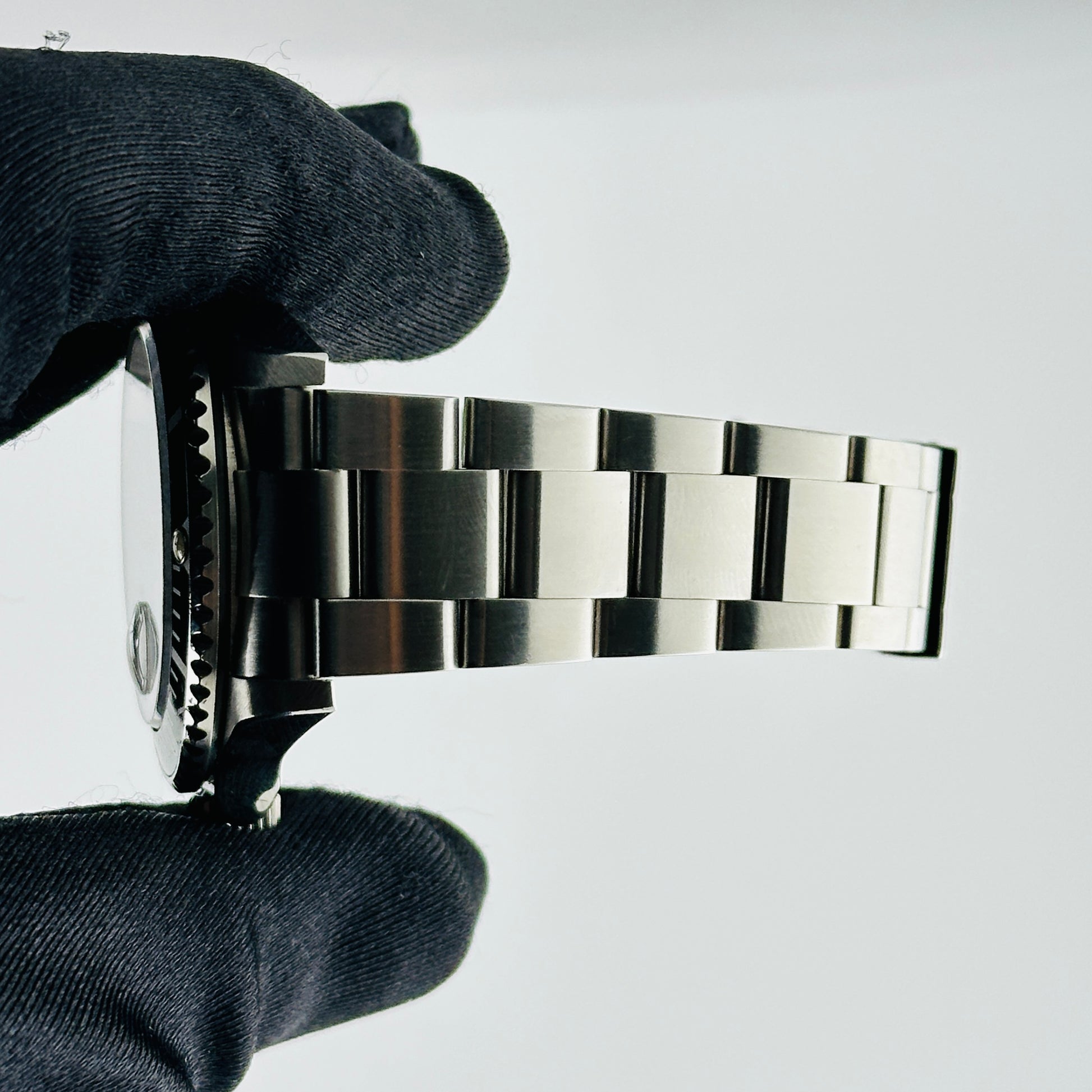Rolex Submariner Black Dial on Oyster Bracelet Ref. 16610 Papers 2006 — view 5