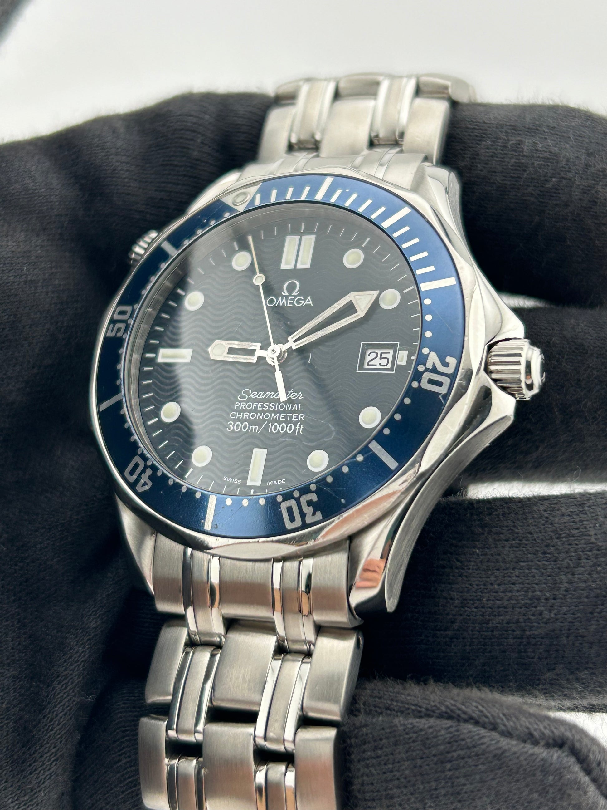 Omega Seamaster 300M Blue Wave Motif Dial on Stainless Steel Ref. 2531.80.00 — view 2