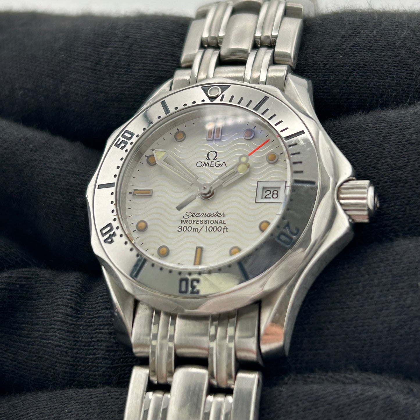 Omega Seamaster Diver White Dial on Stainless Steel Bracelet Ref. 2582.50.00 1997 — view 3
