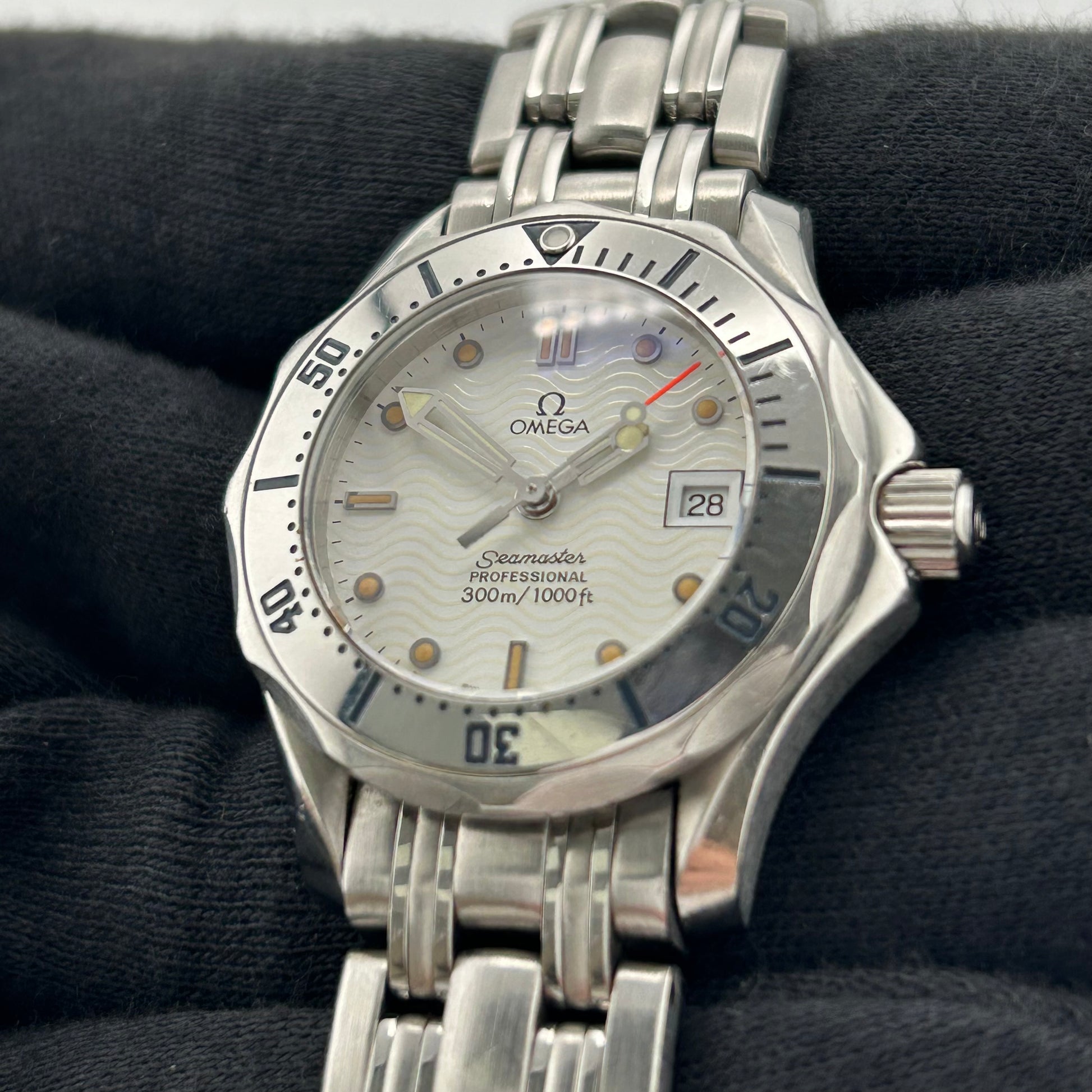 Omega Seamaster Diver White Dial on Stainless Steel Bracelet Ref. 2582.50.00 1997 — view 3