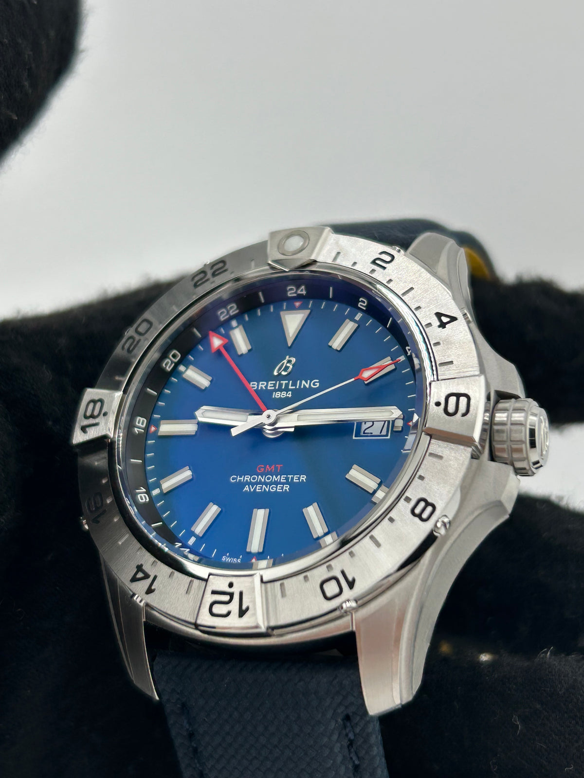 Breitling Avenger Automatic GMT Blue Dial on Leather Strap Ref. A32320101C1X1 Complete 2026 — view 3