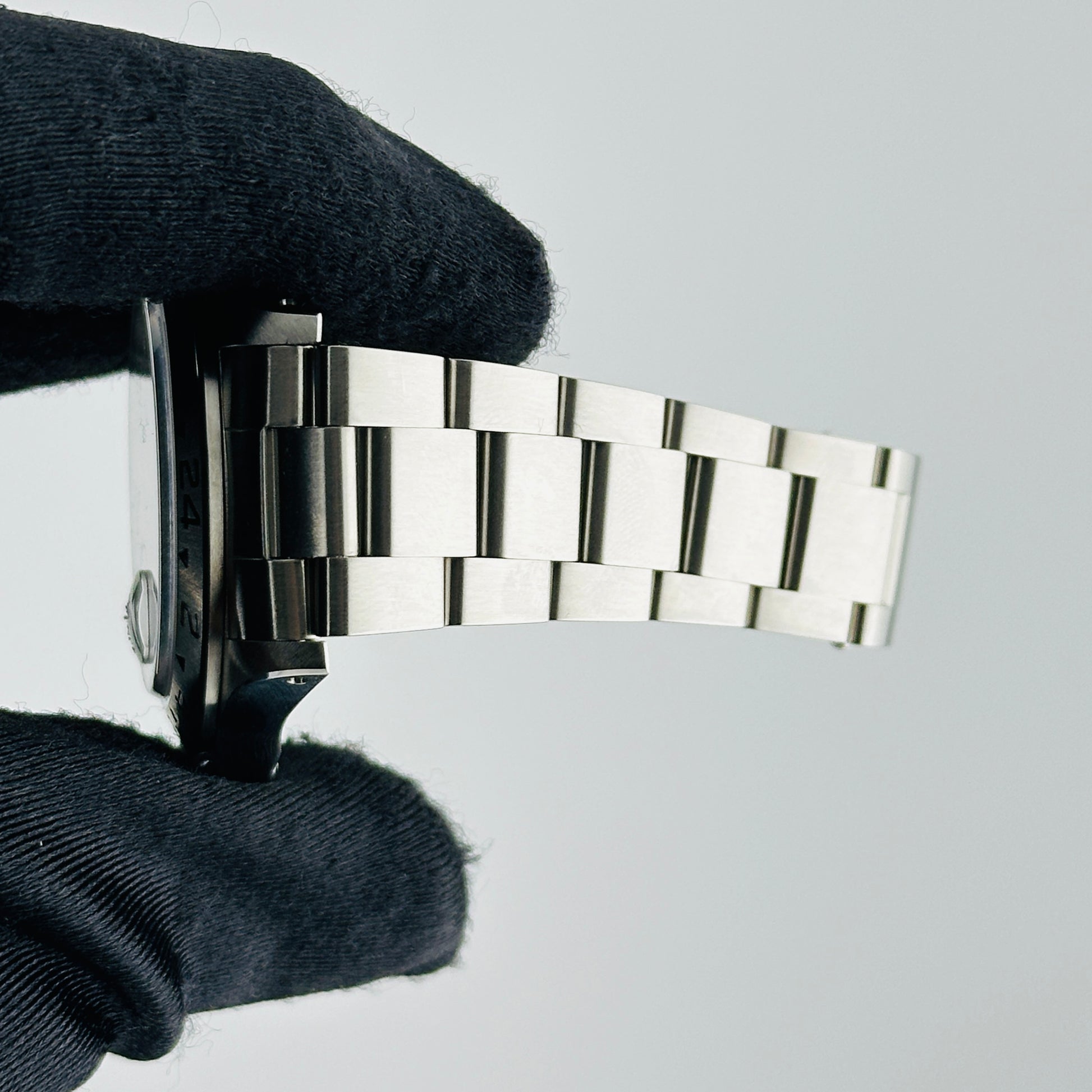 Rolex Explorer II Polar White Dial on Oyster Bracelet Ref. 16570 Papers 1998 — view 5
