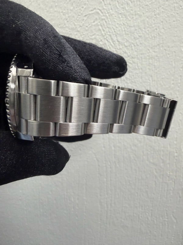 Rolex Sea-Dweller Black Dial on Oyster Ref 16600 with Papers 2000