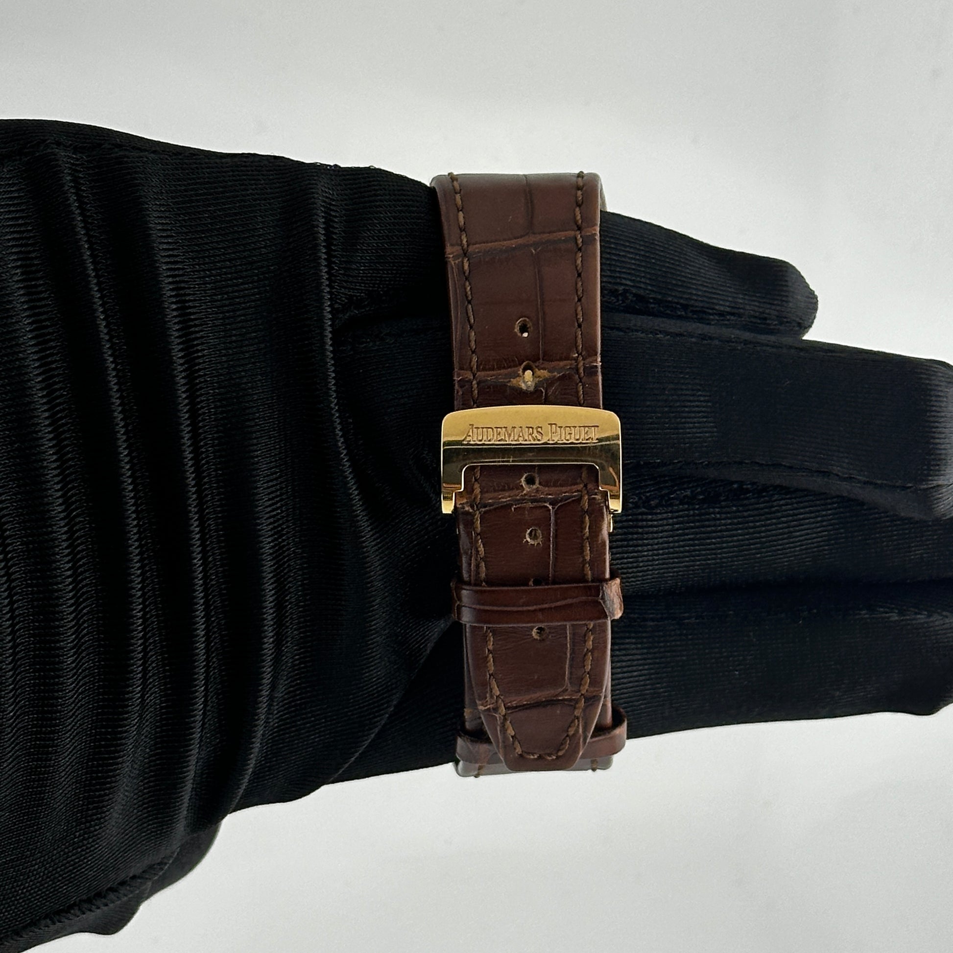 Audemars Piguet Royal Oak Selfwinding White Dial on Leather Strap Ref. 15400OR.OO.D088CR.01 Card 2019 — view 5