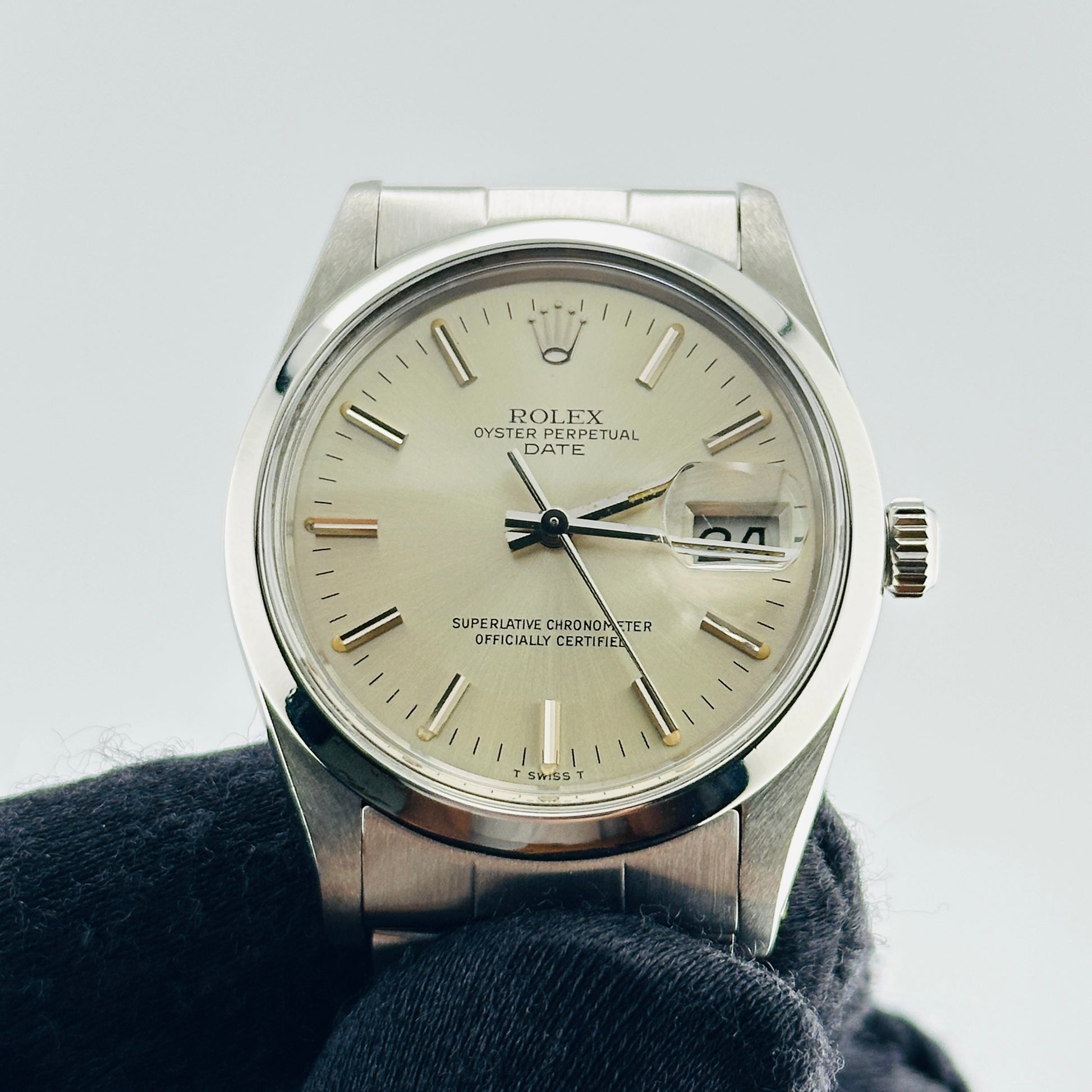 Rolex Oyster Perpetual Date Silver Stick Dial on Oyster Bracelet Ref. 15000 1983 — view 3