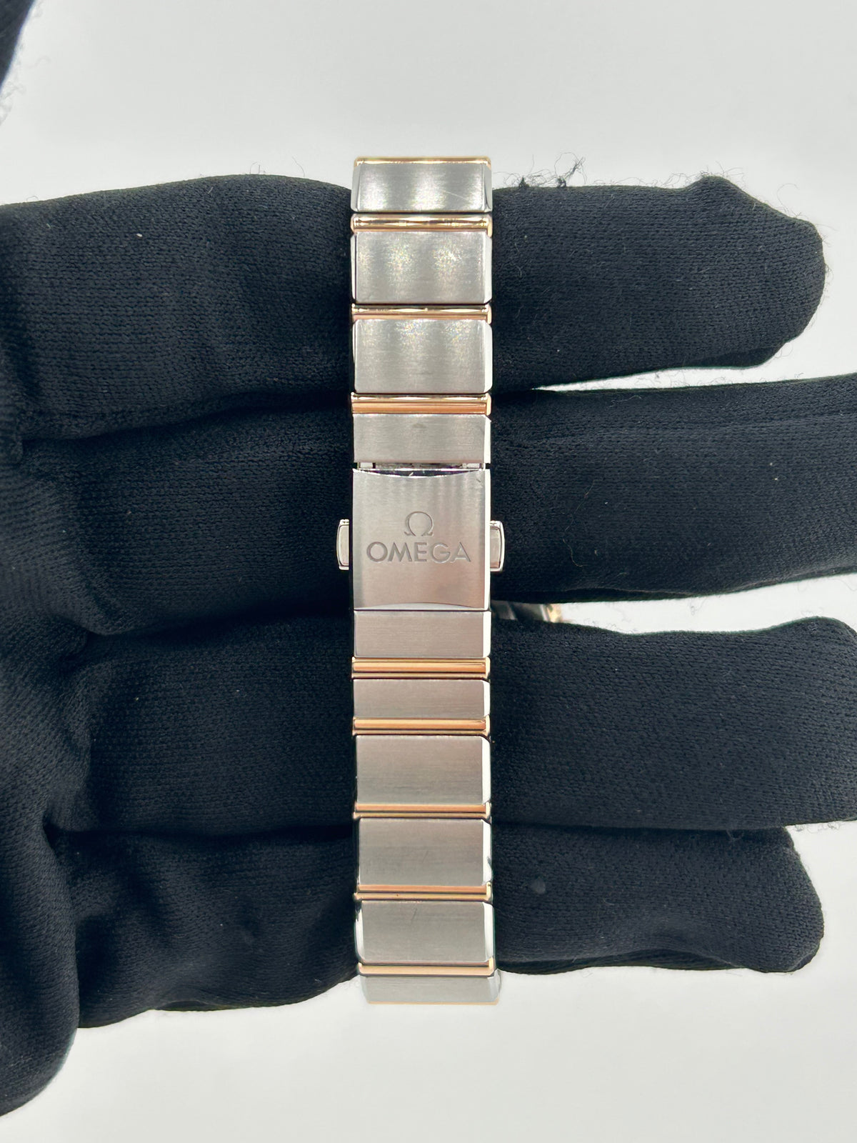 Omega Constellation White Mop Dial on Rose Gold And Stainless Steel Bracelet Ref. 131.25.25.60.55.001 — view 4
