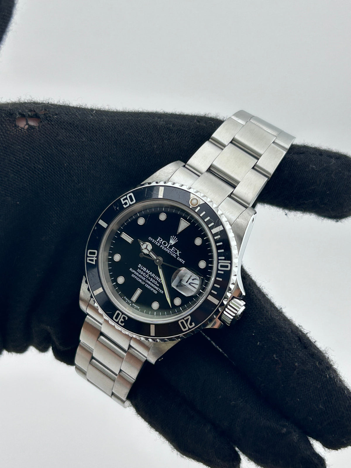 Rolex Submariner Black Dial on Oyster Ref. 16610 Papers 2000 — view 3