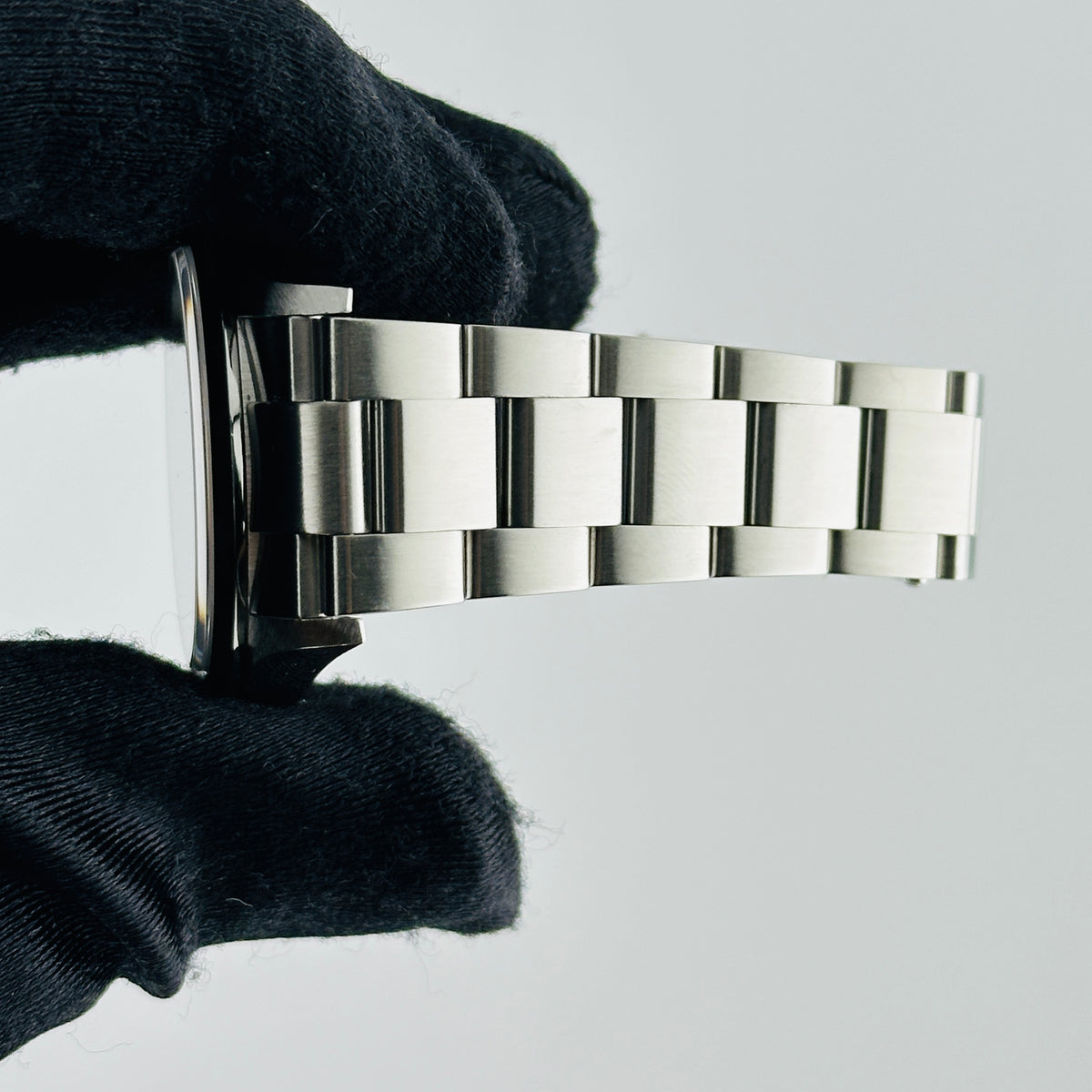 Rolex Explorer I Black Dial on Oyster Bracelet Ref. 114270 2002 — view 5