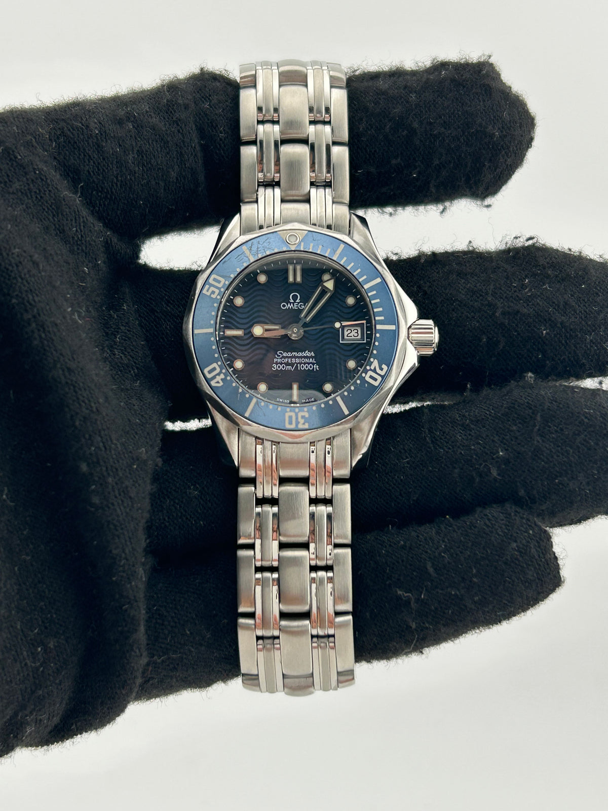 Omega Seamaster Blue Wave Motif Dial on Stainless Steel Bracelet Ref. 2583.80.00 Card 2013 — view 2