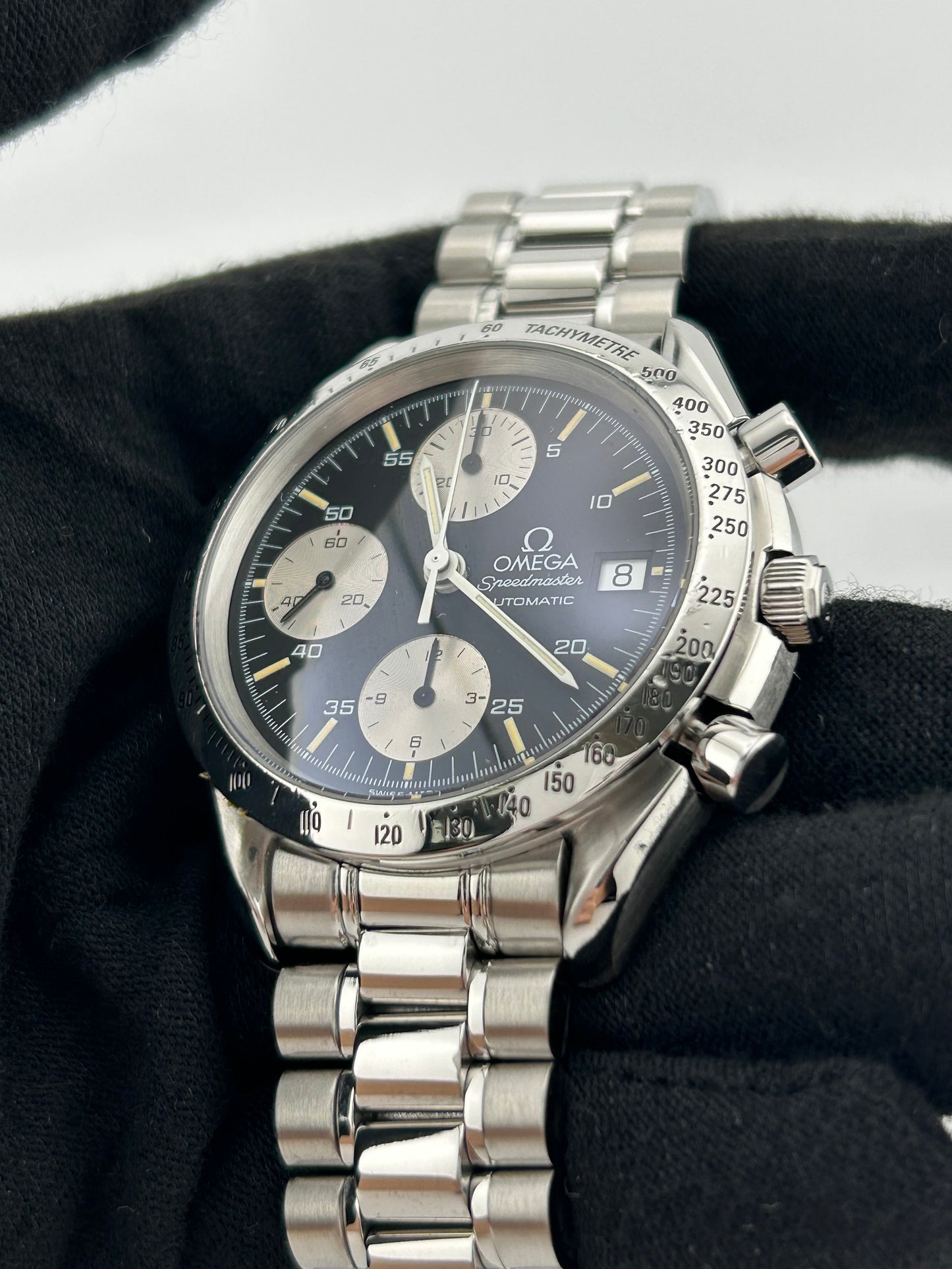 Omega Speedmaster Date Black Dial on Stainless Steel Bracelet Ref. 3511.50 — view 2