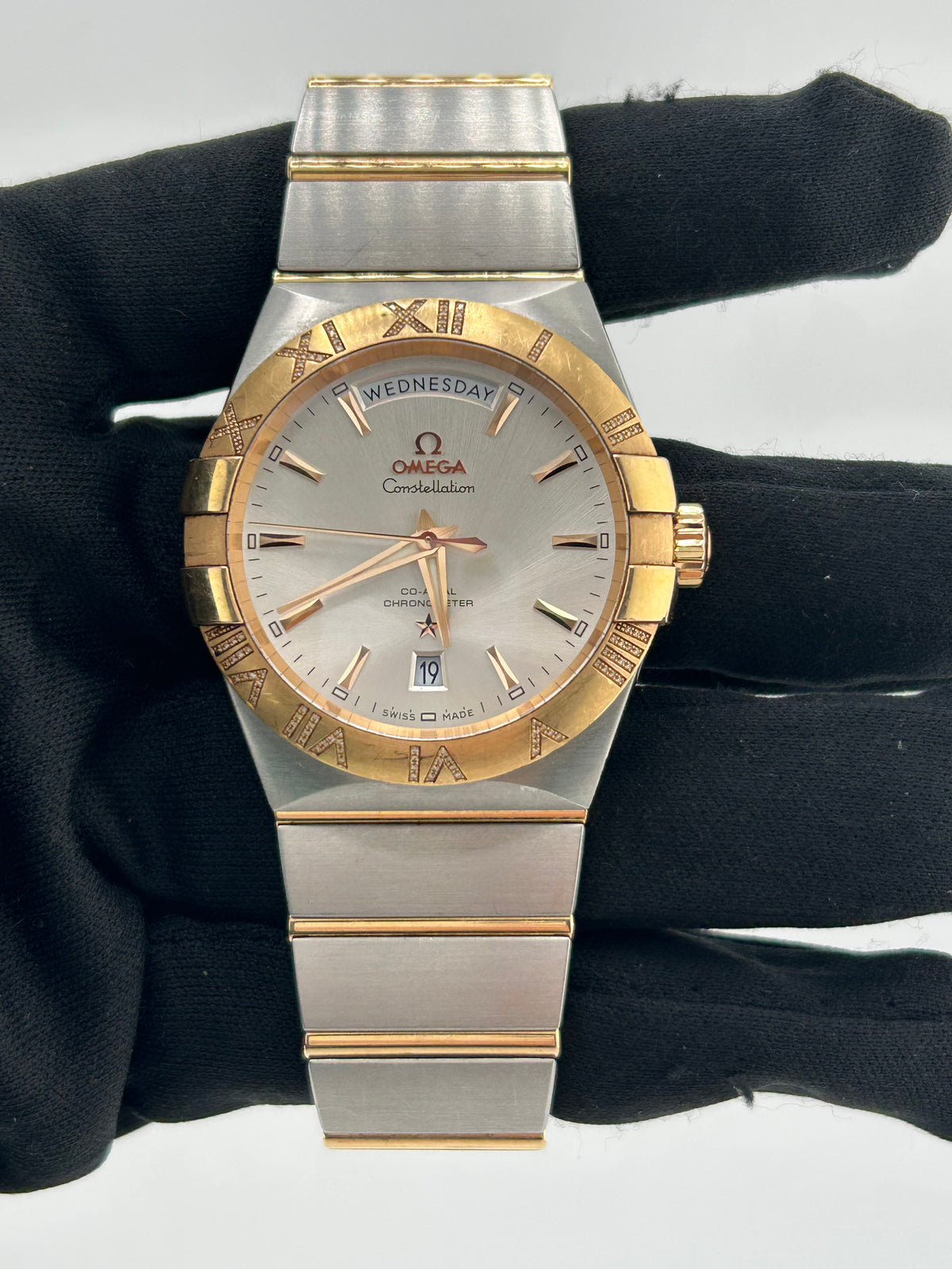 Omega Constellation Day/Date Silver Dial on Stainless Steel And Red Gold Bracelet Ref. 123.25.38.22.02.001 Complete 2018 — view 2