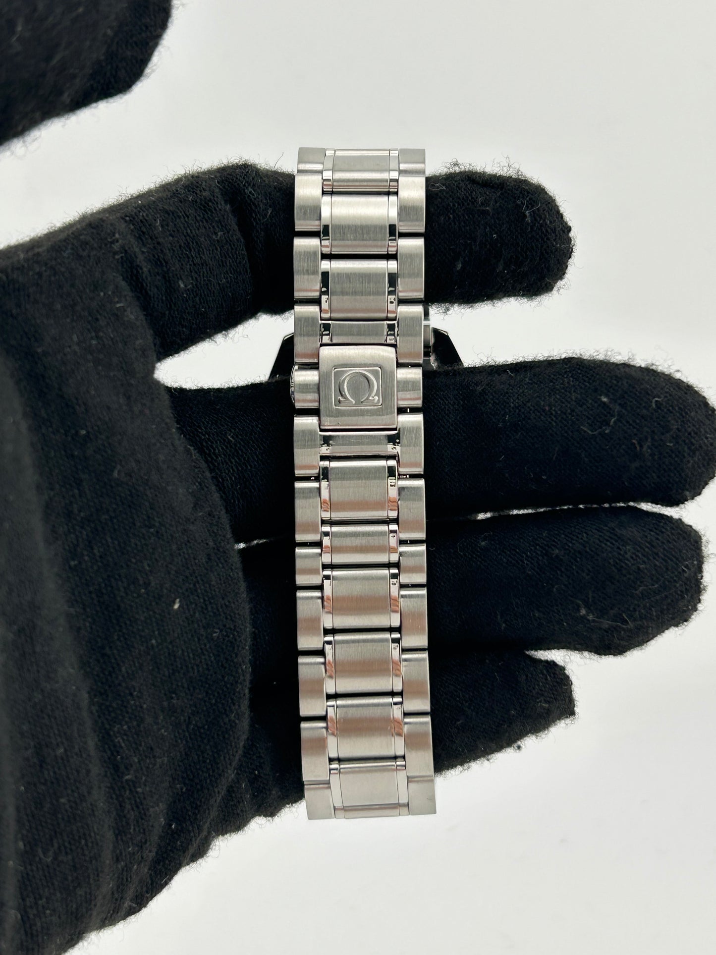 Omega Speedmaster Triple Calendar Black Dial on Stainless Steel Bracelet Ref. 3520.50.00 — view 4