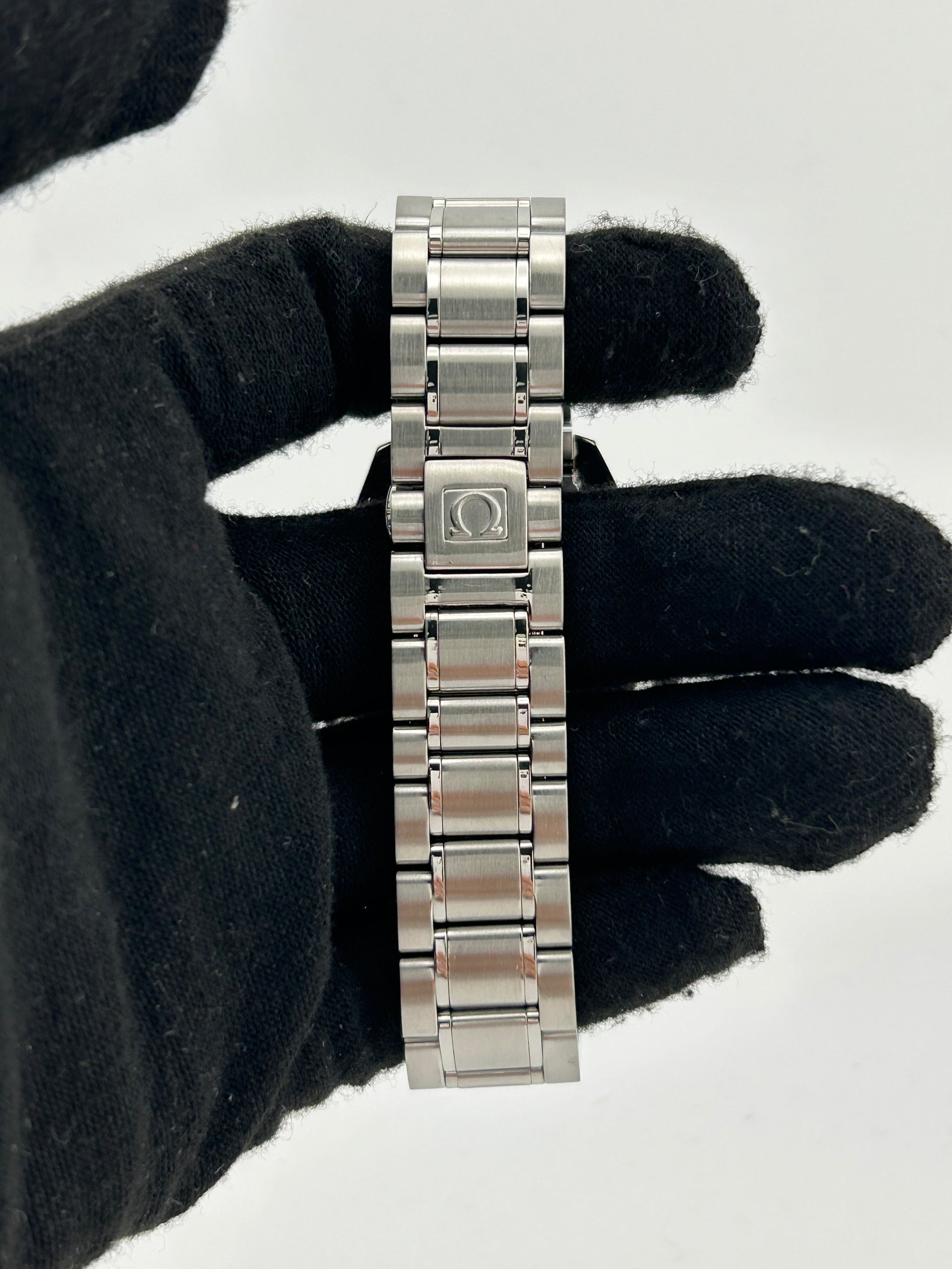 Omega Speedmaster Triple Calendar Black Dial on Stainless Steel Bracelet Ref. 3520.50.00 — view 4