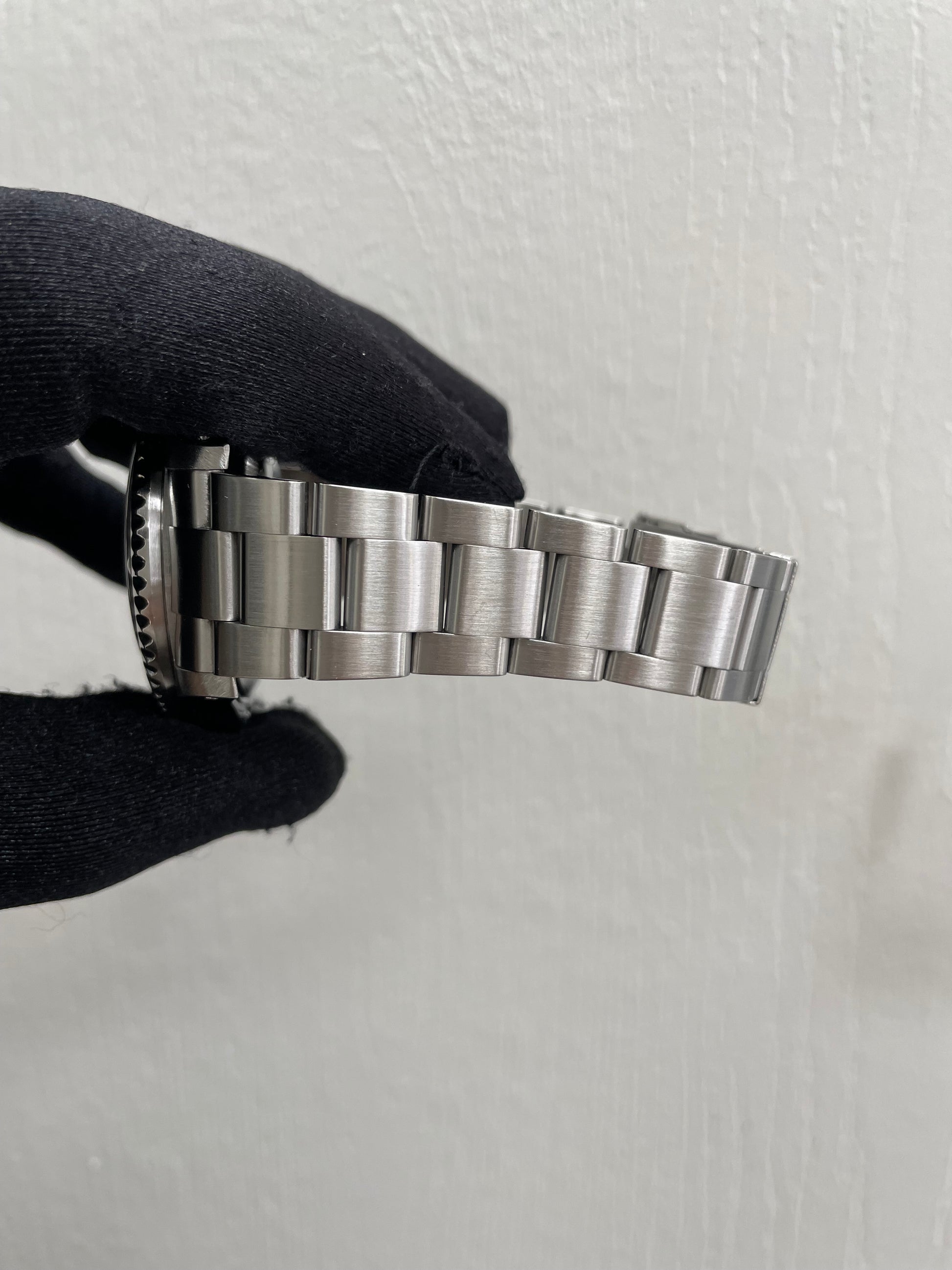 Rolex Sea-Dweller Black Dial on Oyster Ref. 16600 Papers 2000 — view 4