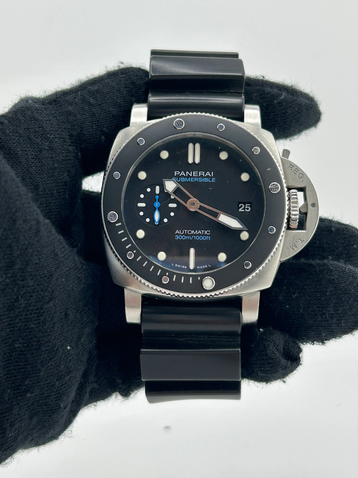 Panerai Luminor Submersible 3 Days Black Dial on Black Rubber Strap Ref. PAM00683 Complete 2019 — view 2