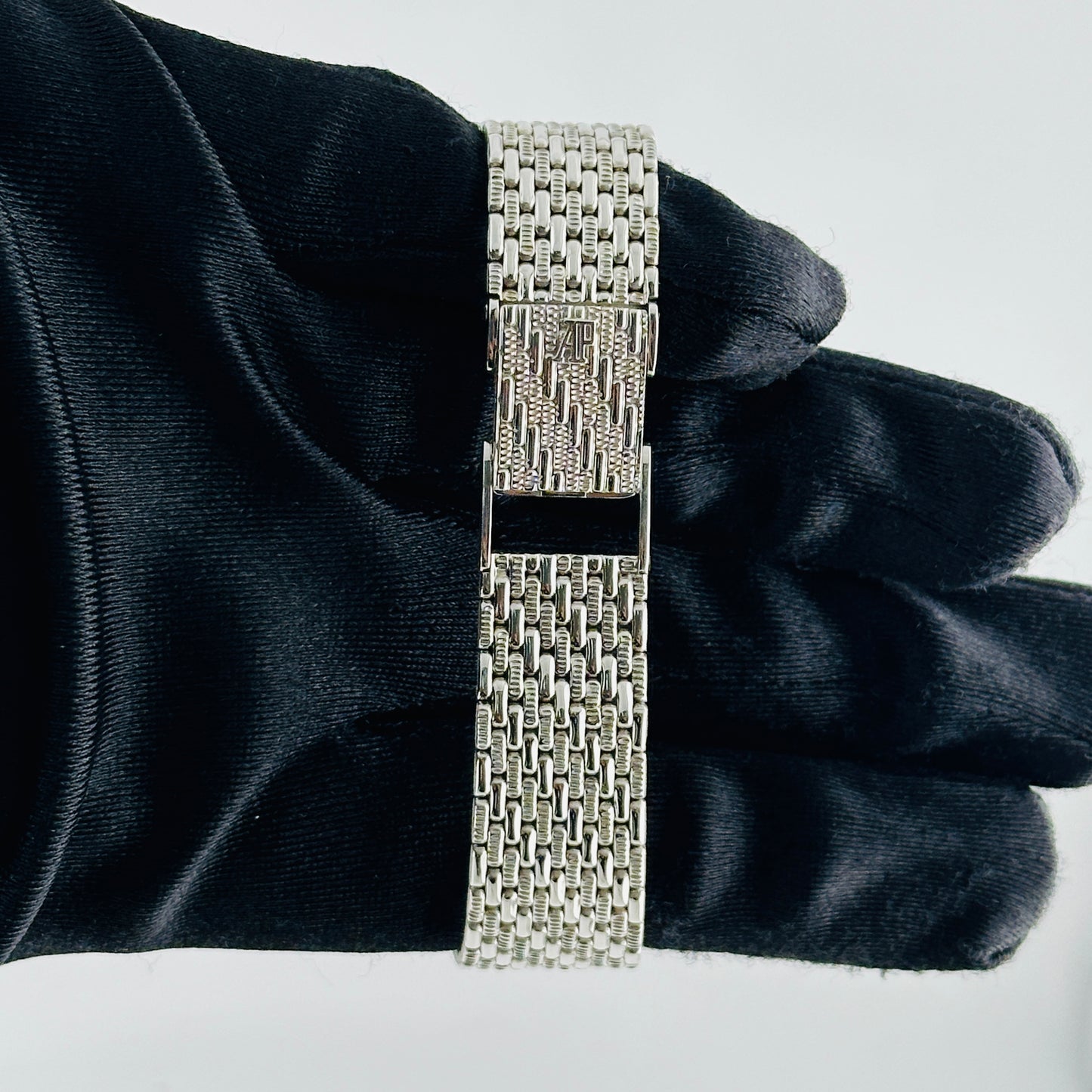 Audemars Piguet Cobra Blue / Factory Diamond Dial on White Gold Mesh Bracelet Ref. N/A — view 3