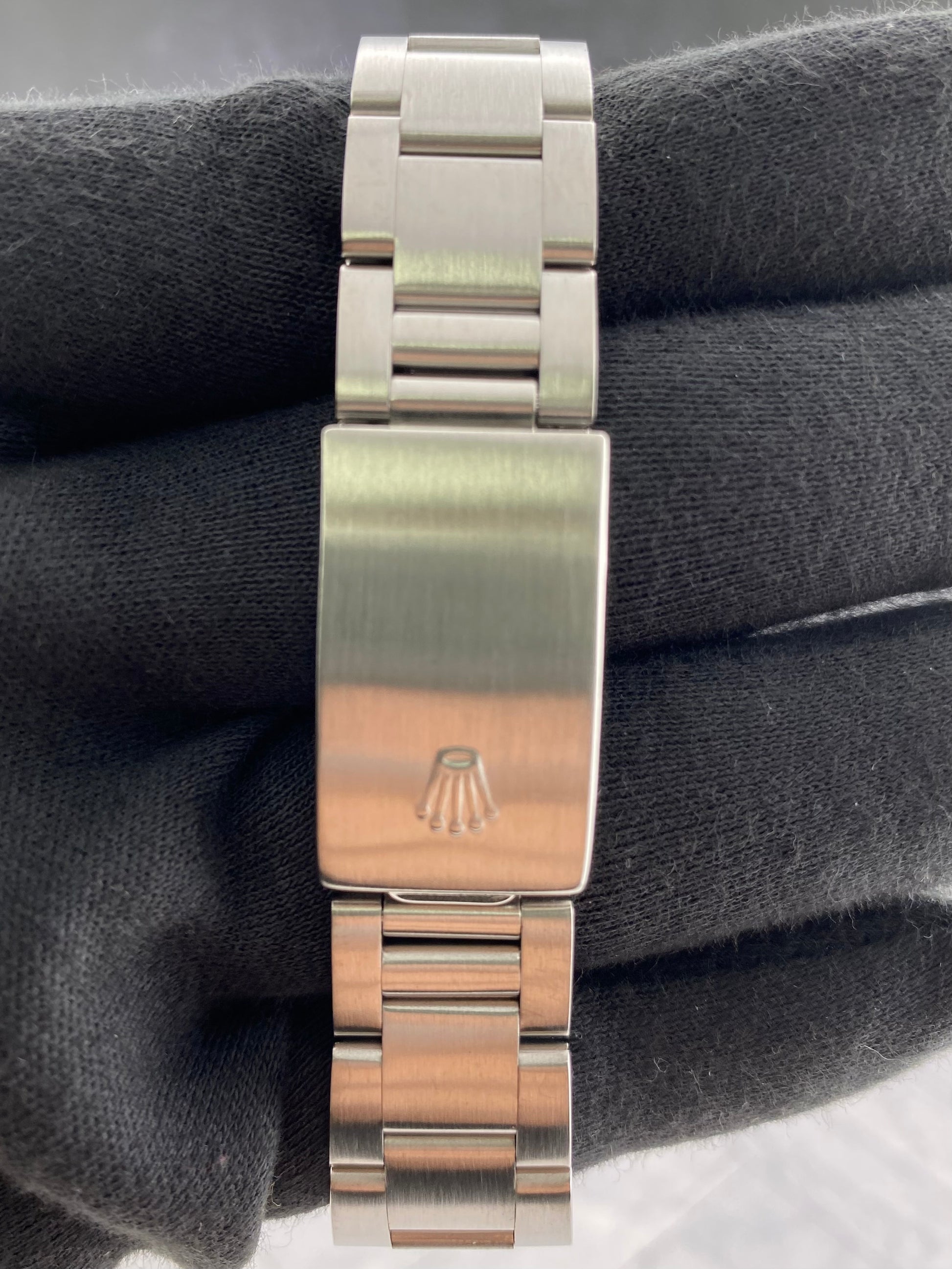 Rolex Datejust 36 Silver Roman Dial on Jubilee Ref. 16200 Papers 2001 — view 4