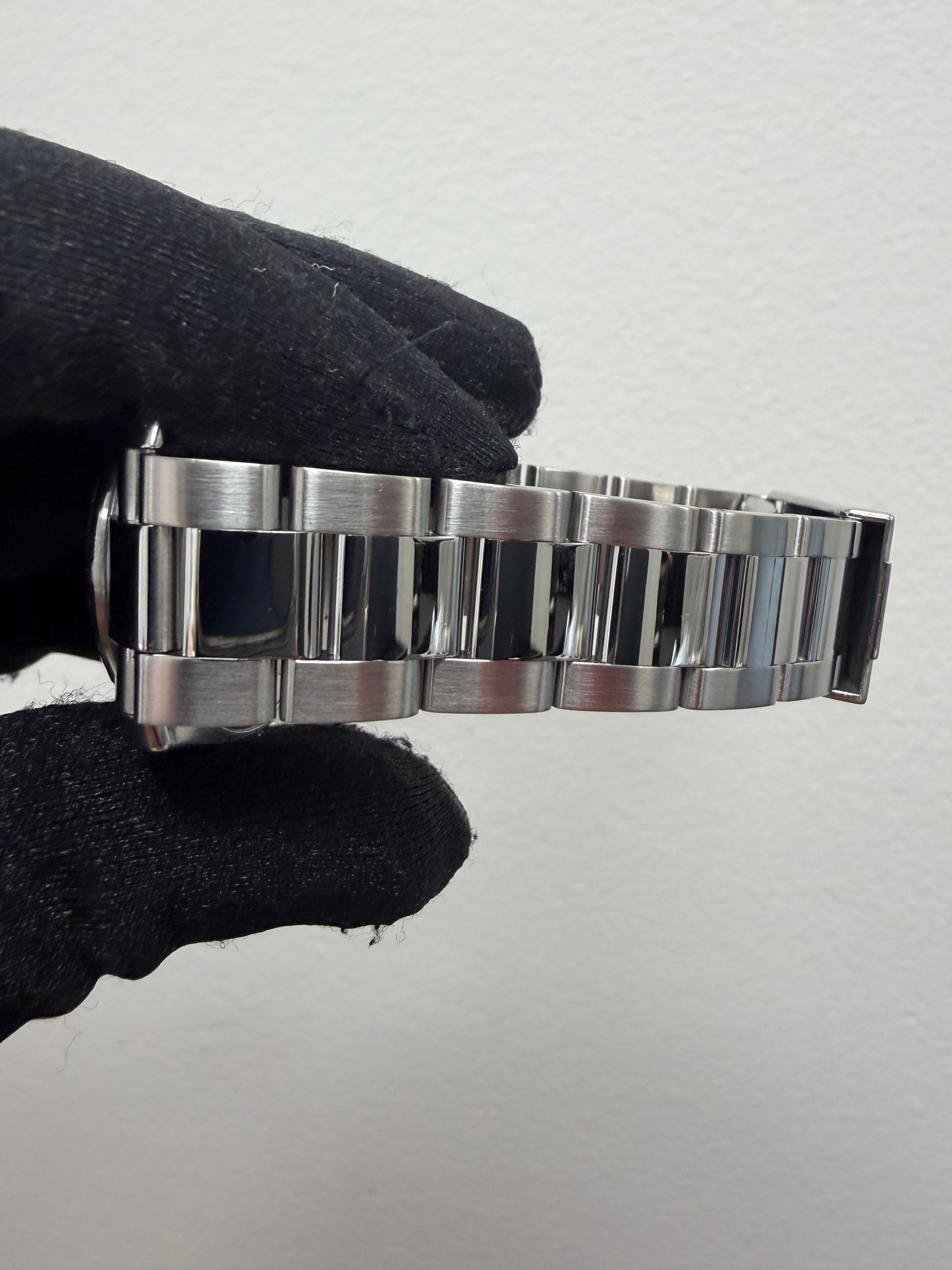 Rolex Oyster Perpetual Date Silver Stick Dial on Oyster Ref. 115210 Card 2009 — view 4
