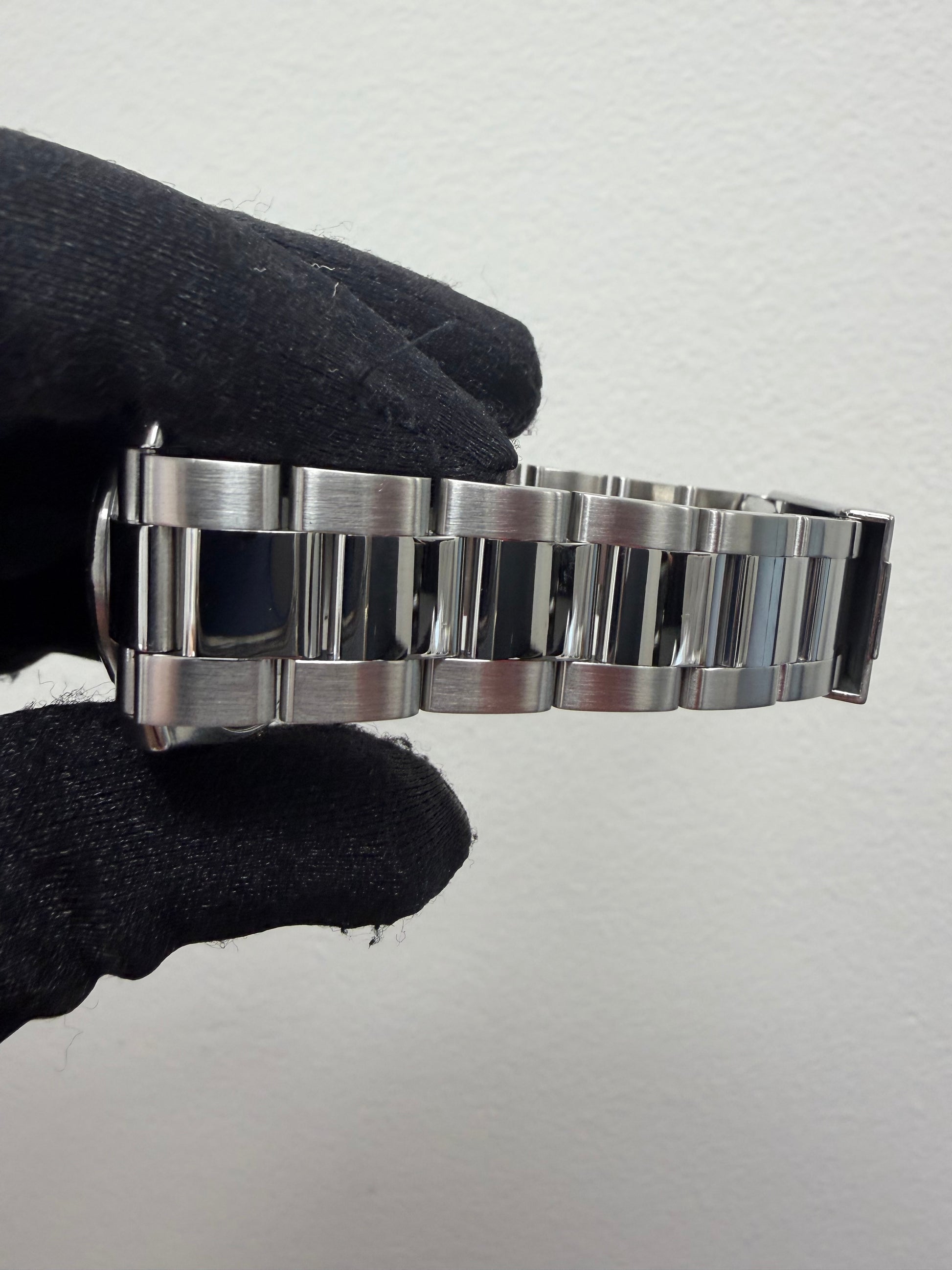 Rolex Oyster Perpetual Date Silver Stick Dial on Oyster Ref. 115210 Card 2009 — view 4