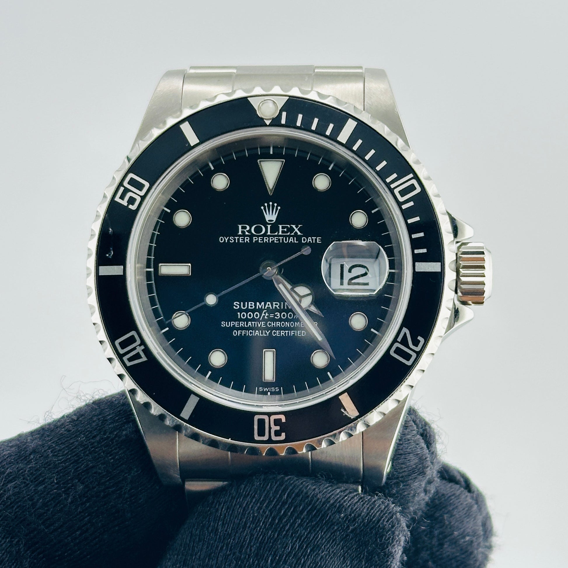 Rolex Submariner Black Dial on Oyster Ref. 16610 Papers 1999 — view 3