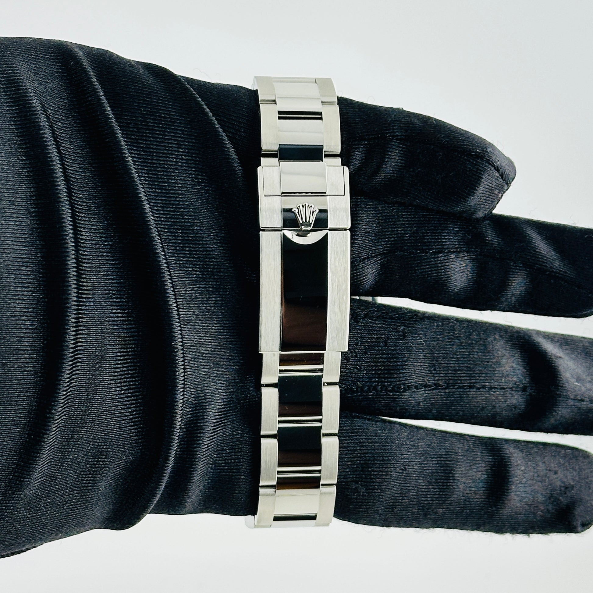 Rolex GMT-Master II BruceWayne Black Dial on Oyster Bracelet Ref. 126710GRNR Card 2026 — view 5