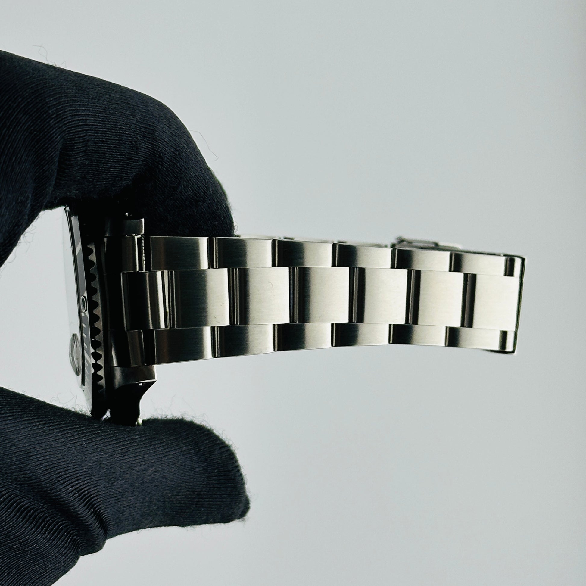 Rolex Submariner Black Dial on Oyster Ref. 16610 Papers 1999 — view 5