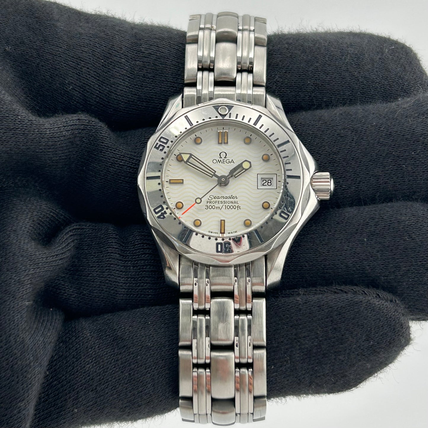 Omega Seamaster Diver White Dial on Stainless Steel Bracelet Ref. 2582.50.00 1997 — view 2