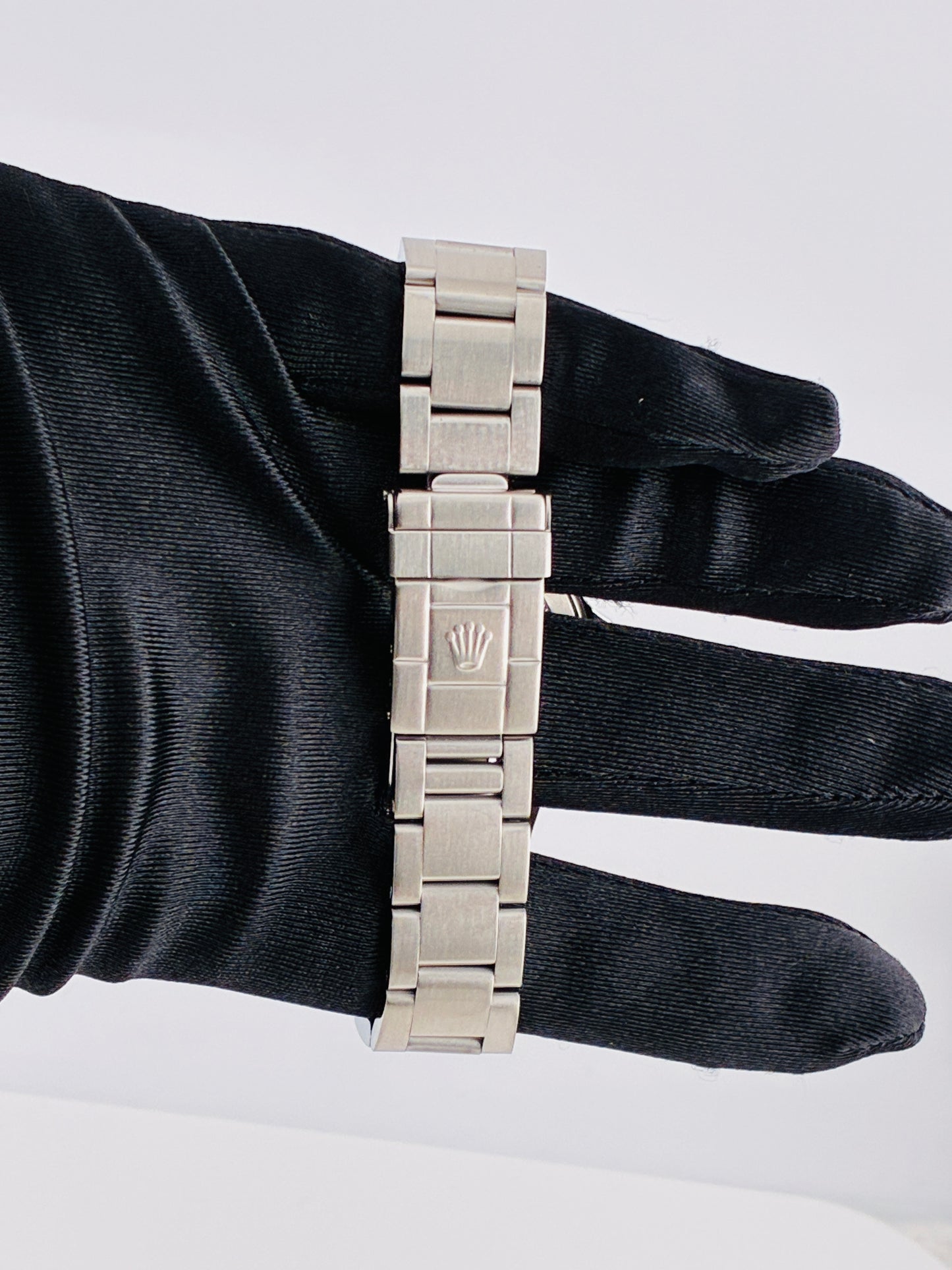 Rolex GMT-Master II Black Dial on Oyster Ref. 16710 Papers 2001 — view 3