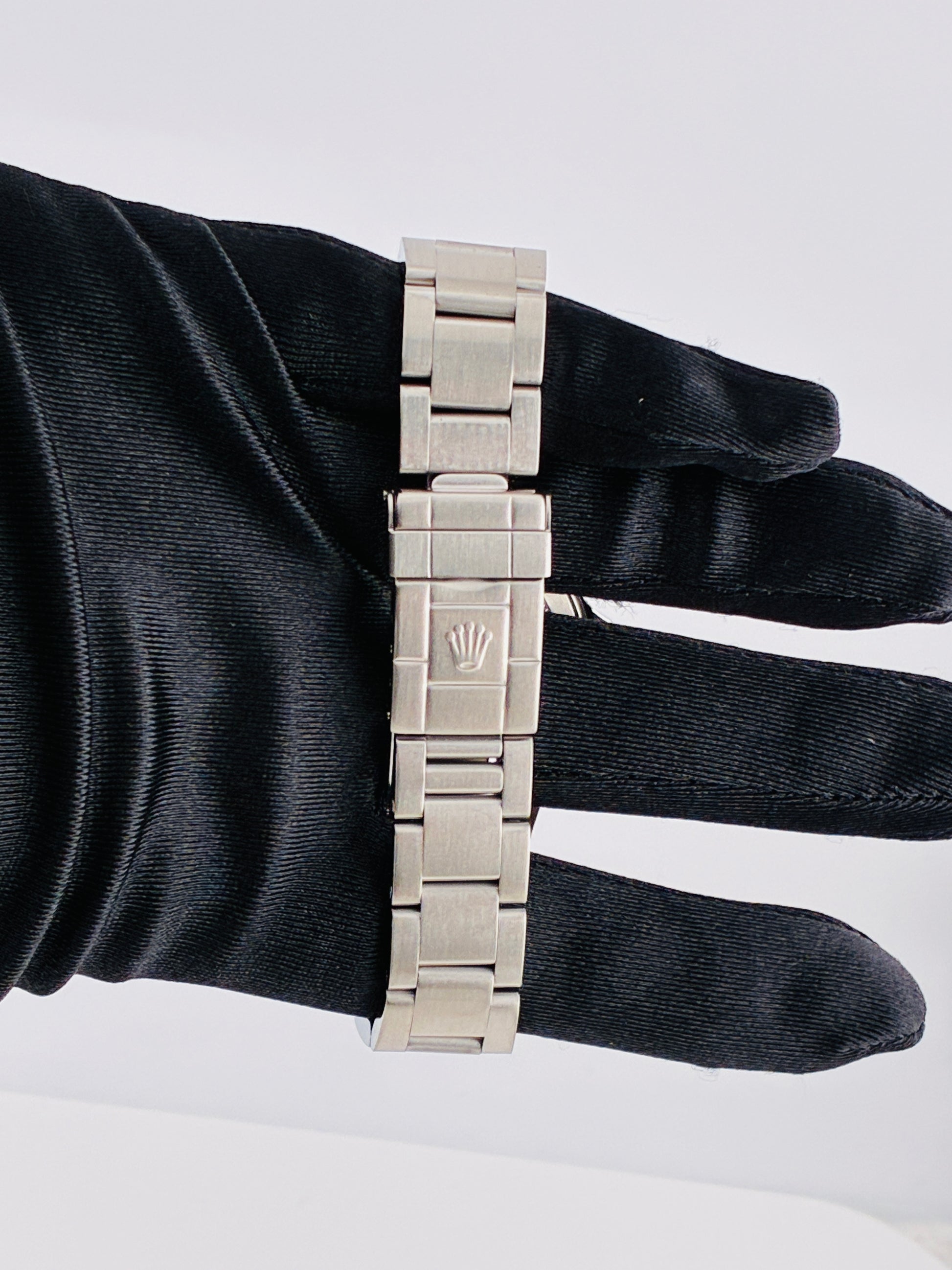 Rolex GMT-Master II Black Dial on Oyster Ref. 16710 Papers 2001 — view 3