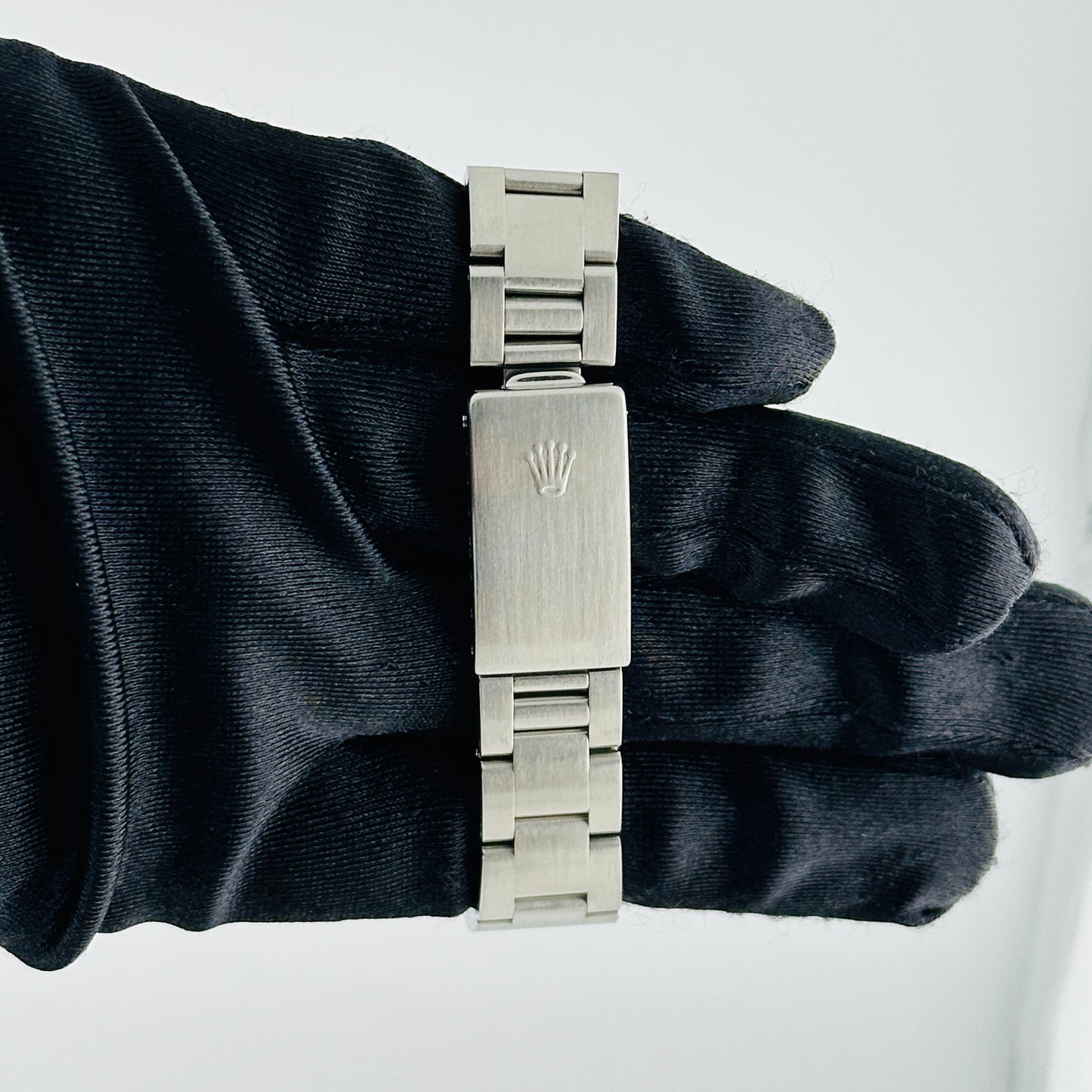 Rolex Oyster Perpetual White Roman Dial on Oyster Bracelet Ref. 67480 Papers 1997 — view 4