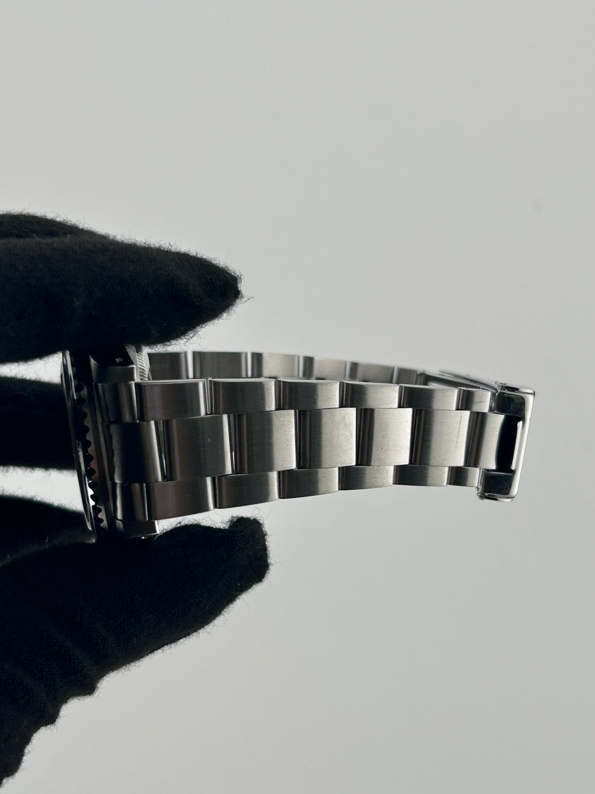 Rolex Submariner Black Dial on Oyster Ref. 16610 Papers 2000 — view 5