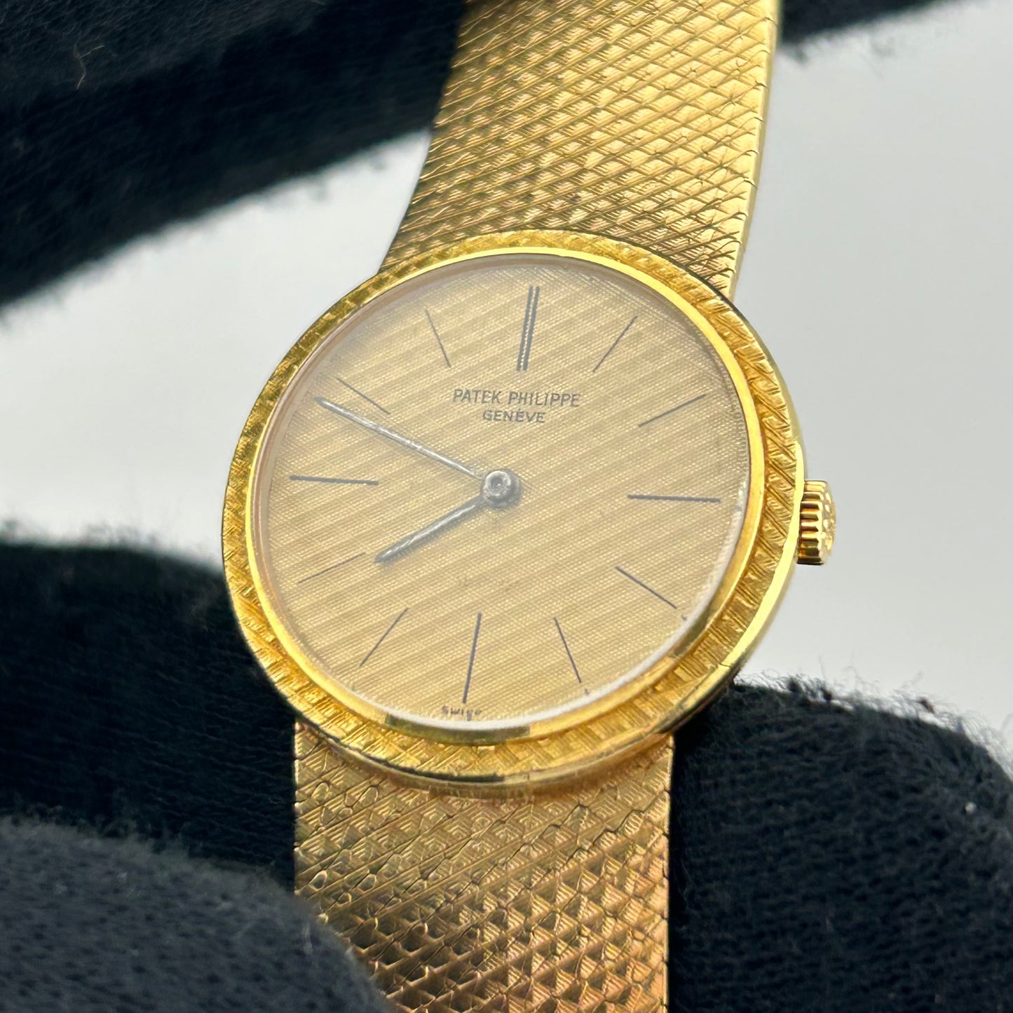 Patek Philippe Calatrava Gold Dial on Mesh Ref. 3338 — view 2