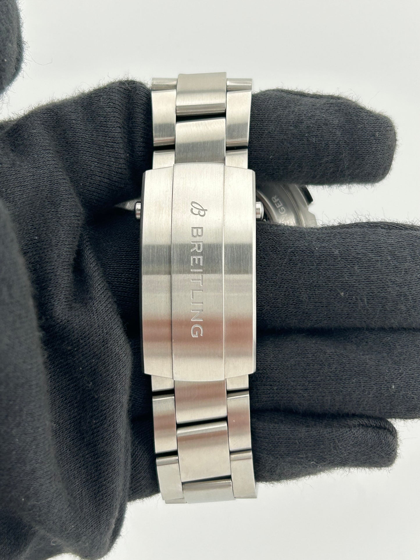 Breitling Avenger B01 Chronograph Black Dial on Stainless Steel Bracelet Ref. AB0147101B1A1 Complete 2024 — view 4