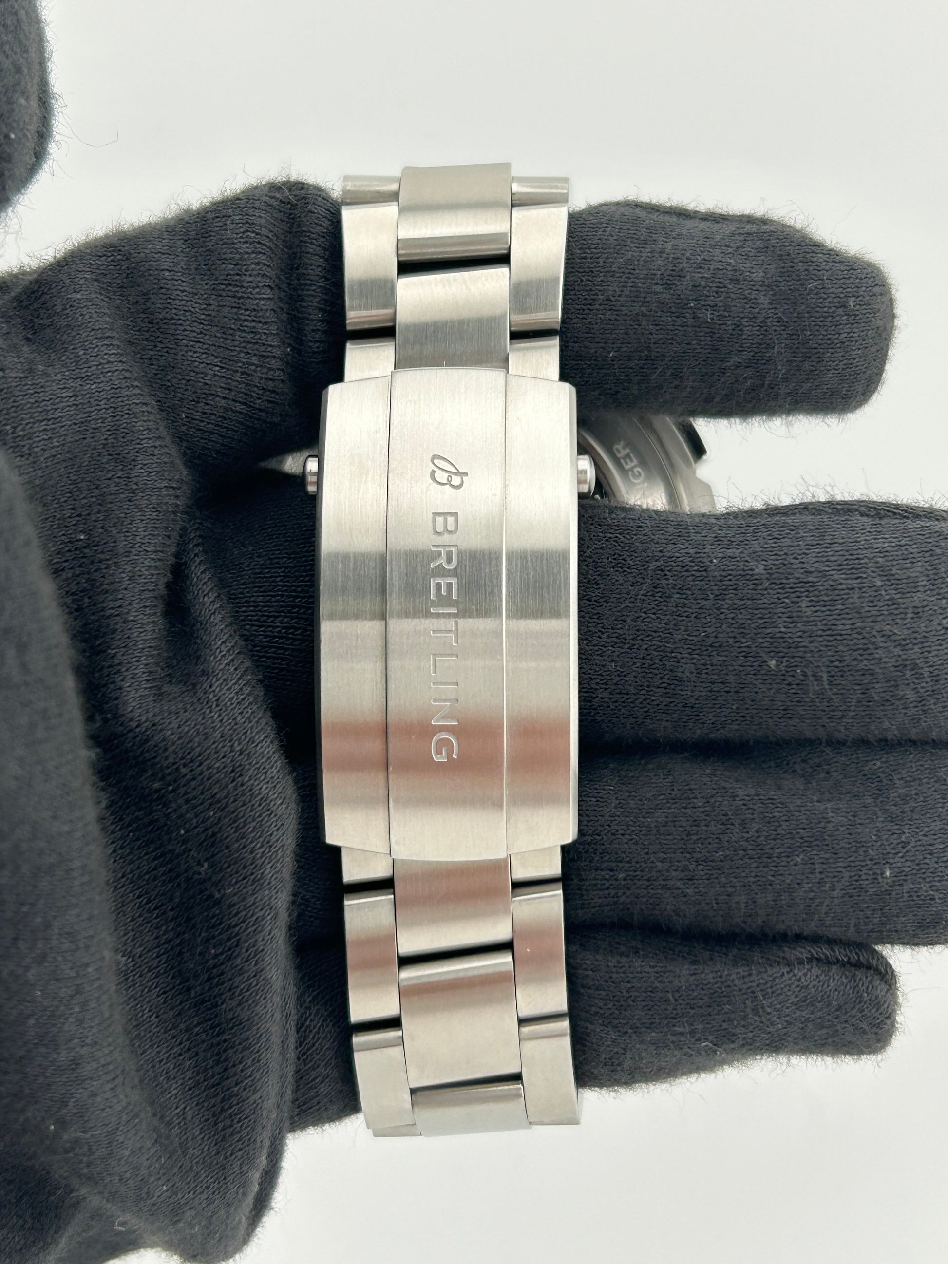 Breitling Avenger B01 Chronograph Black Dial on Stainless Steel Bracelet Ref. AB0147101B1A1 Complete 2024 — view 4