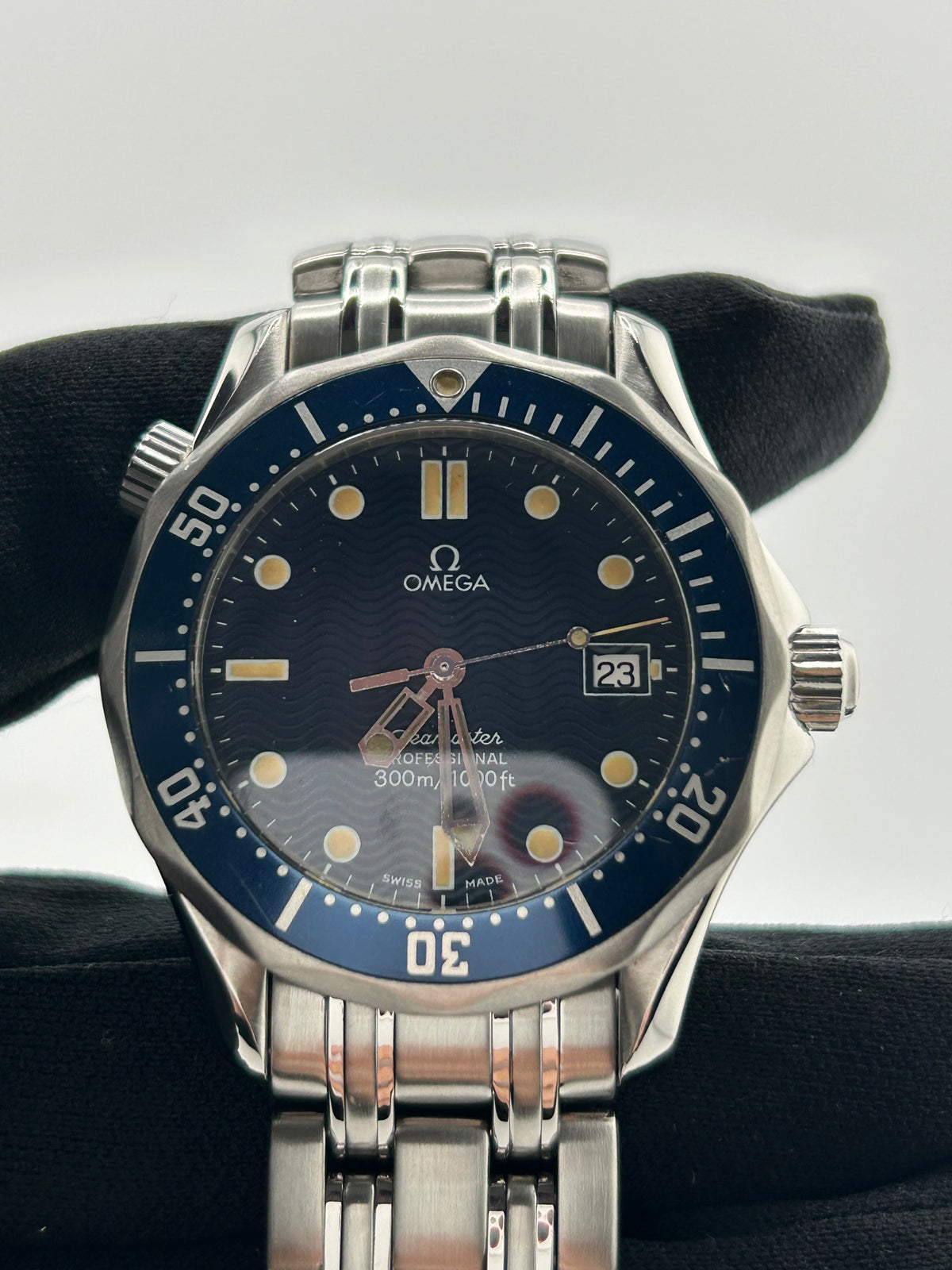 Omega Seamaster Professional 300M Dark Blue Dial on Stainless Steel Bracelet Ref. 2561.80 — view 3