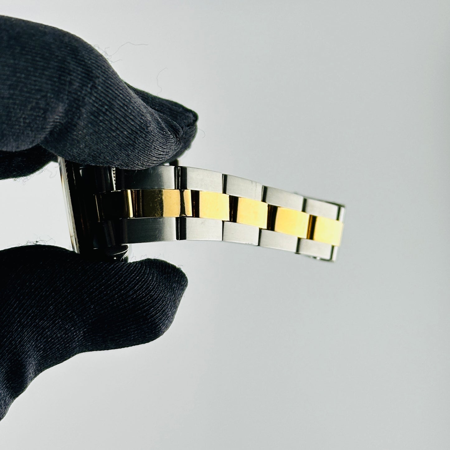 Rolex Oyster Perpetual Am Champagne / Yellow Diamond Markers Dial on Oyster Bracelet Ref. 67193 1990 — view 3
