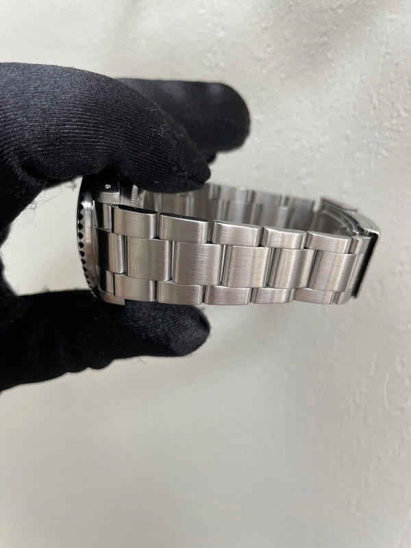 Rolex Sea-Dweller Black Dial on Oyster Ref 16600