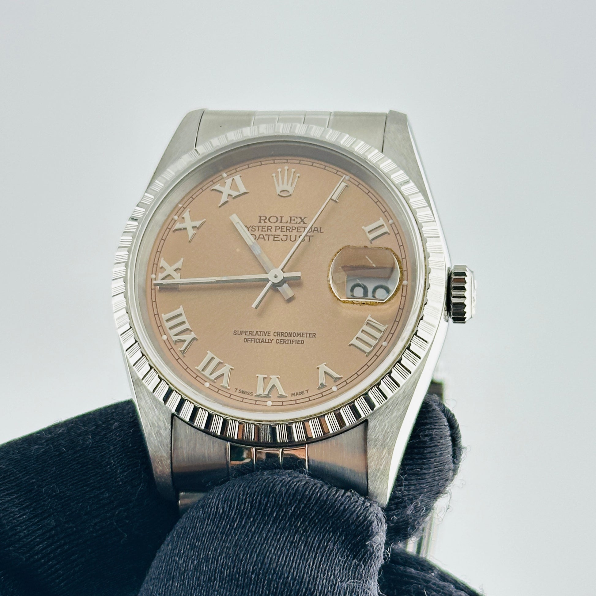 Rolex Datejust Salmon Roman Dial on Jubilee Ref. 16220 1995 — view 3