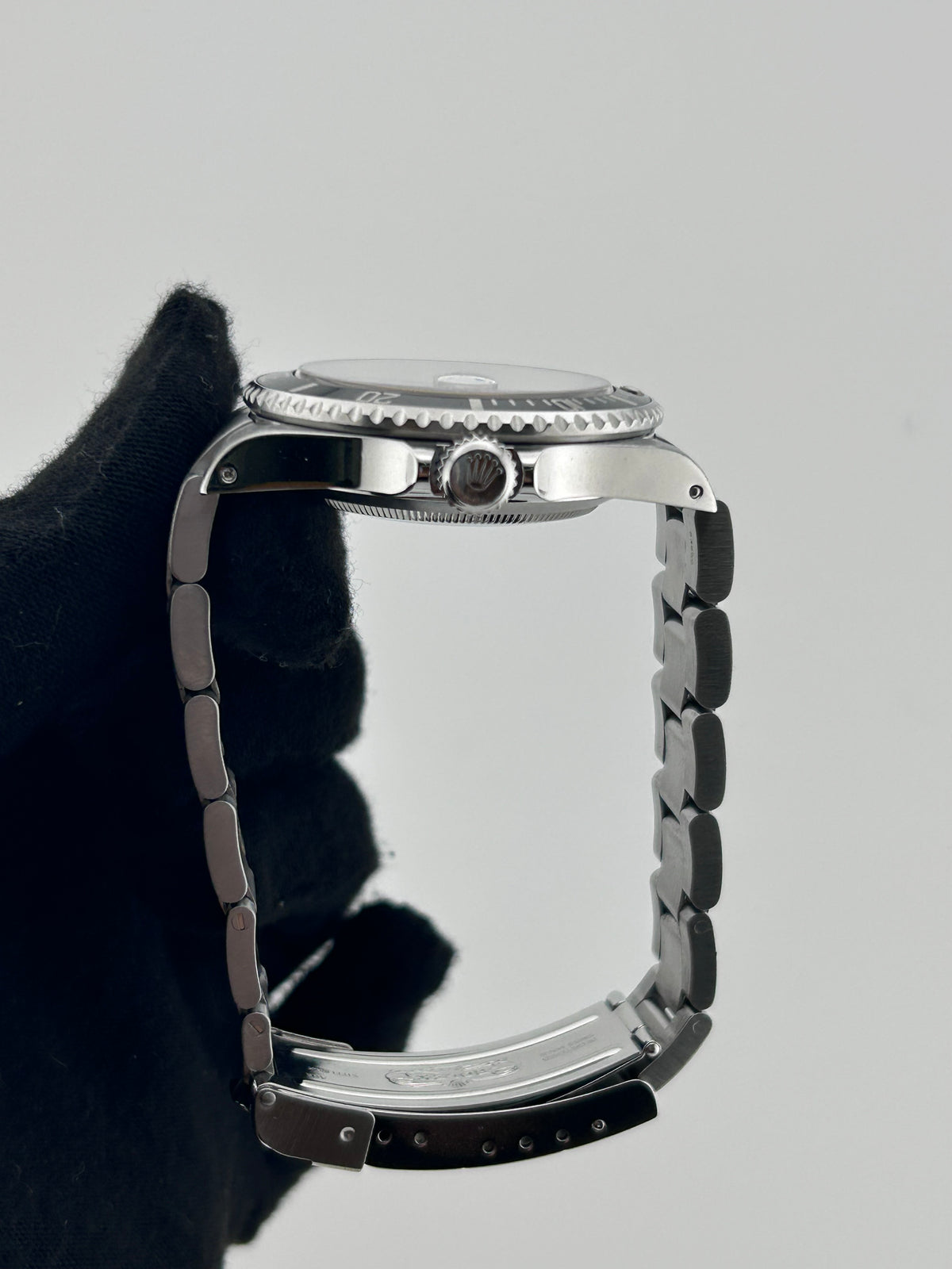 Rolex Submariner Black Dial on Oyster Ref. 16610 Papers 2000 — view 6