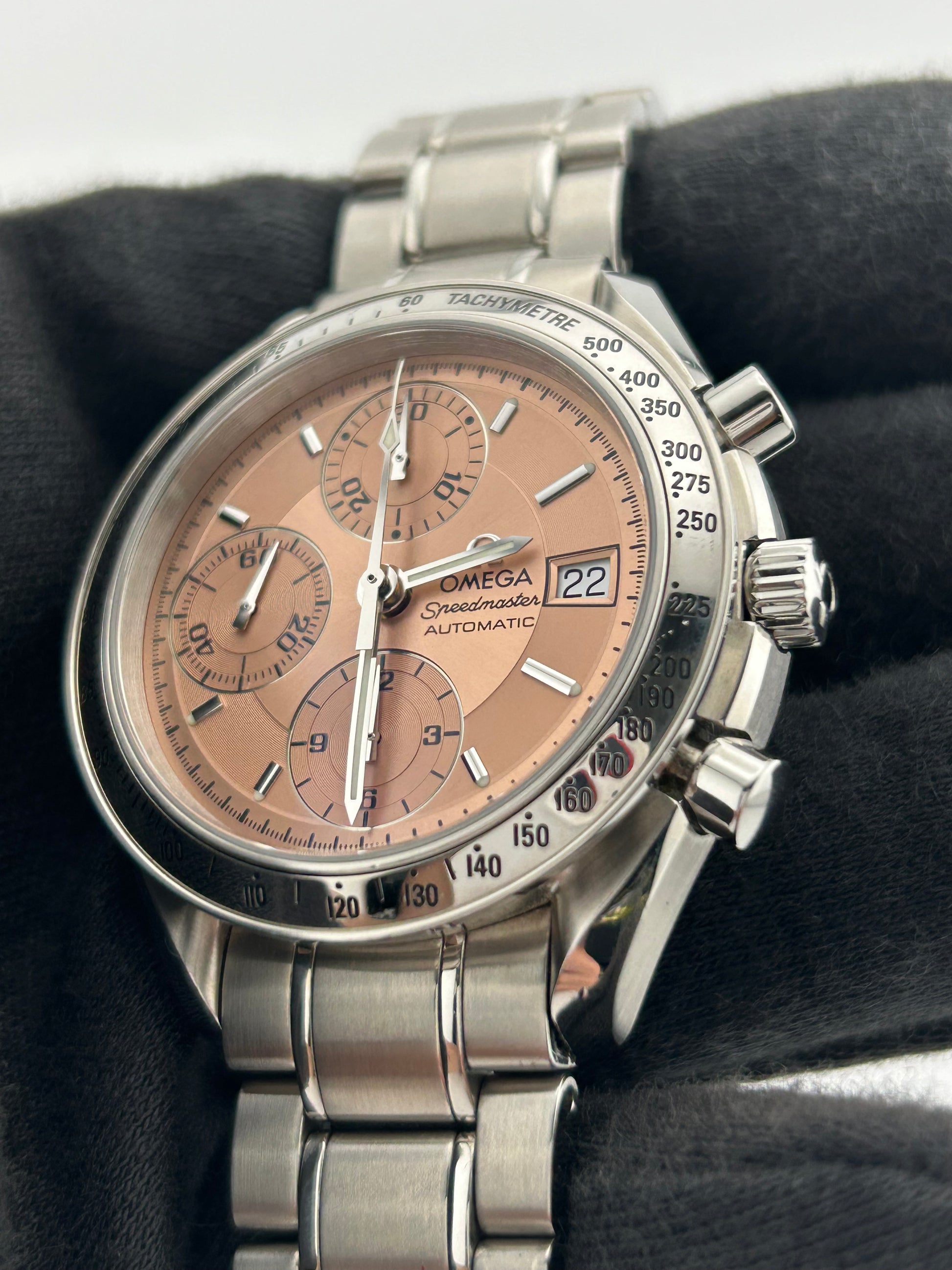 Omega Speedmaster Date Salmon Dial on Stainless Steel Bracelet Ref. 3513.60 — view 3