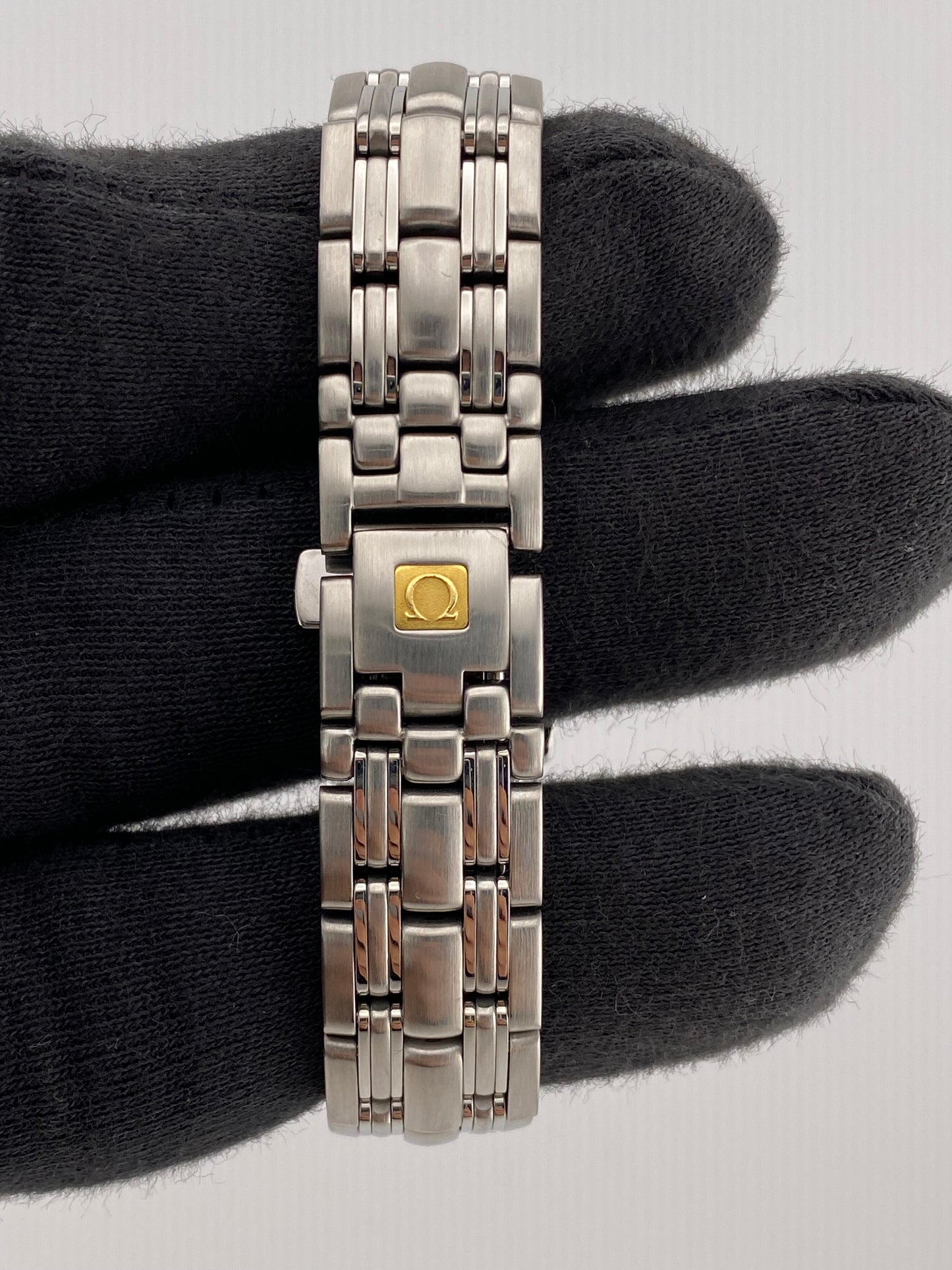 Omega Seamaster White Dial on Stainless Steel Bracelet Ref. 2583.20.00 — view 3