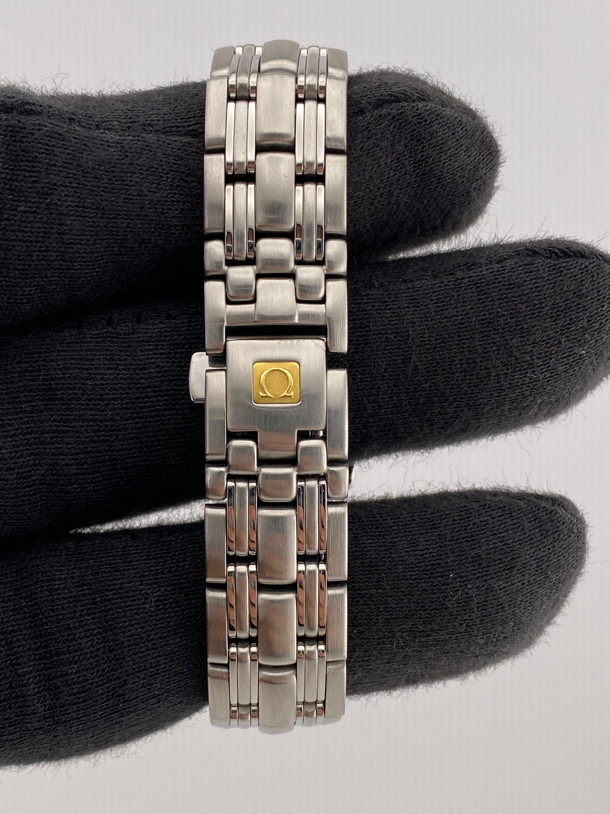 Omega Seamaster White Dial on Stainless Steel Bracelet Ref. 2583.20.00 — view 3